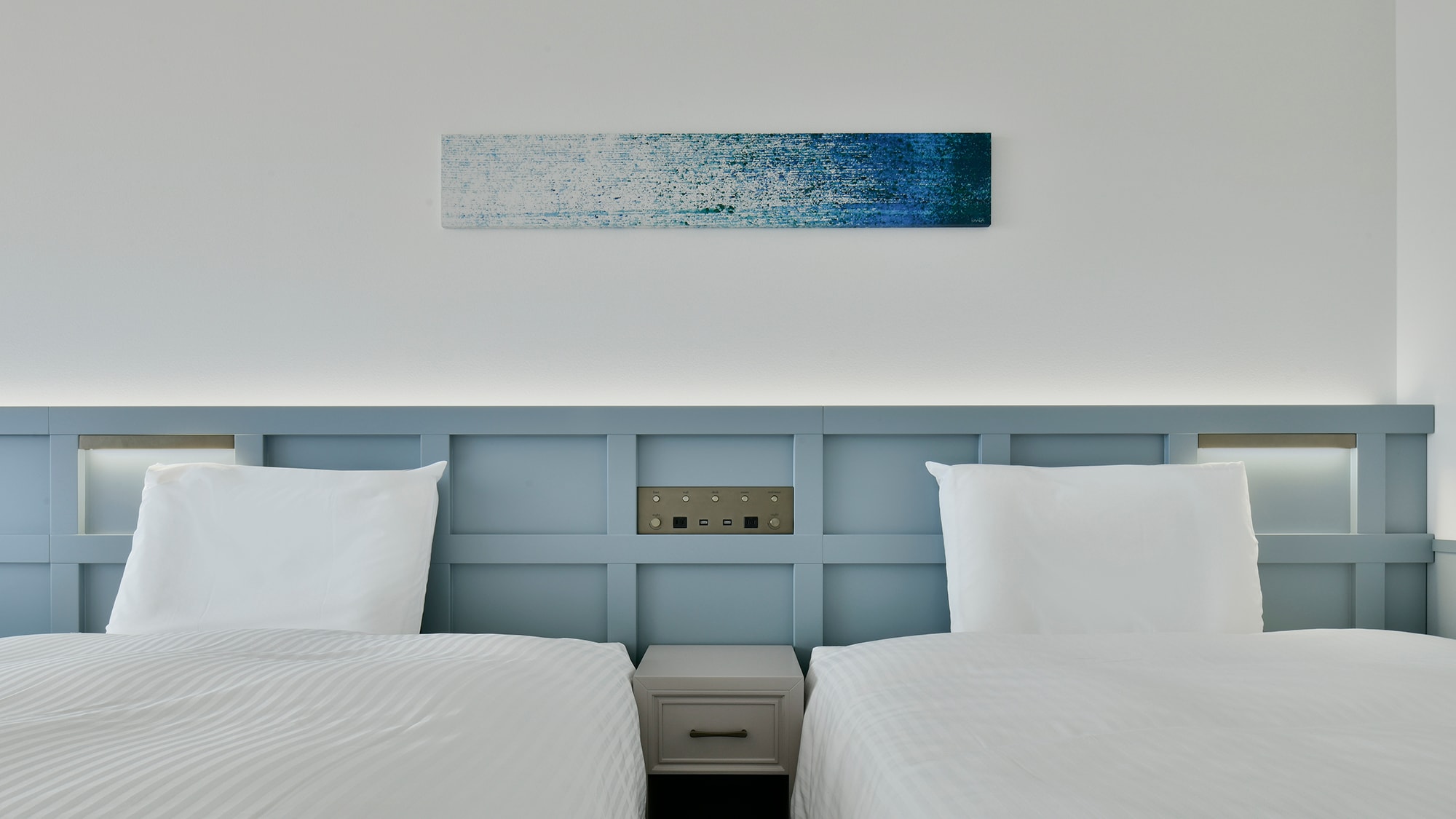 主楼高级房，配备 2 张床和一张坐卧两用长椅