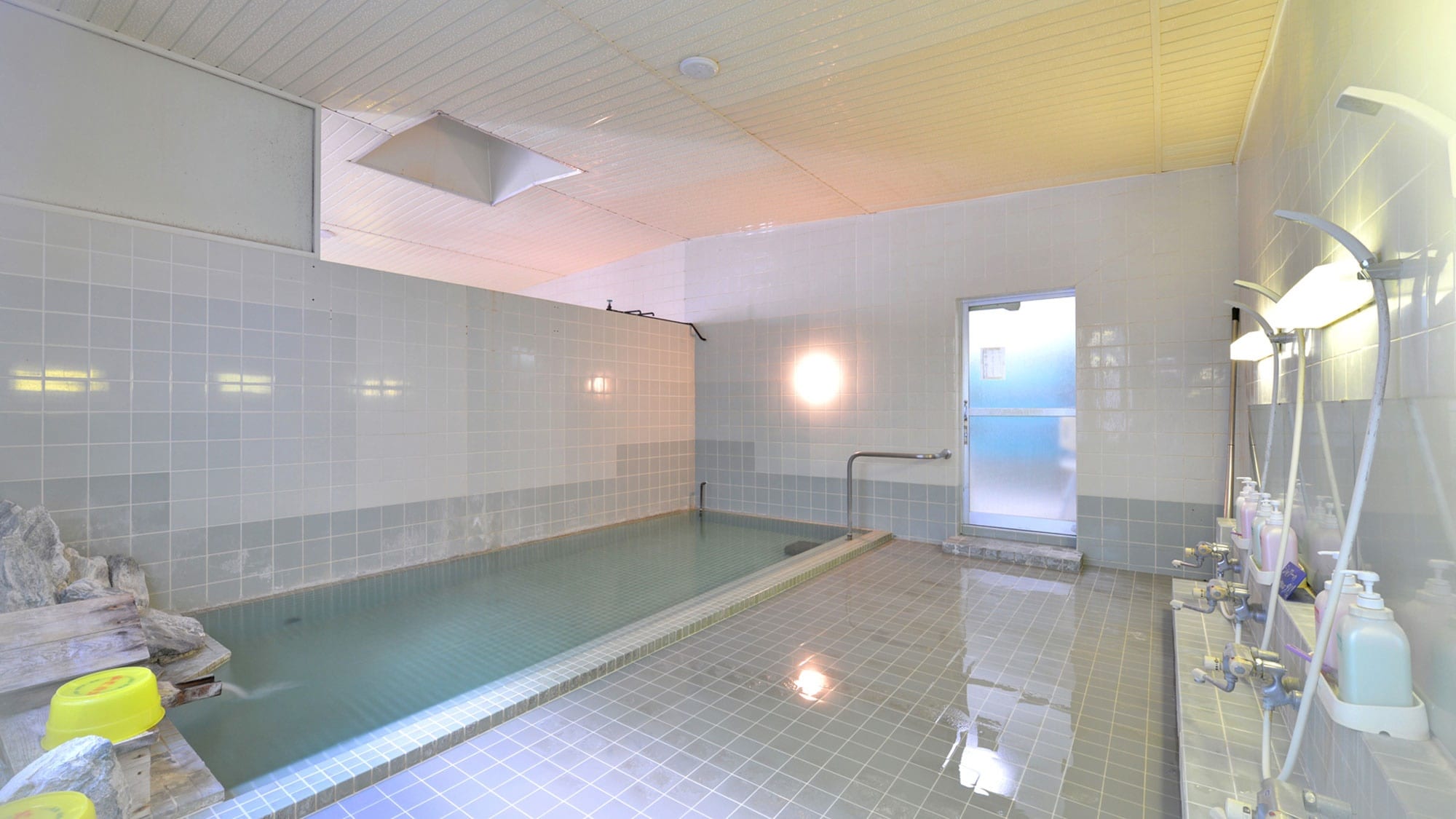 *Large public bath/The abundant natural hot spring water is available for bathing 24 hours a day.