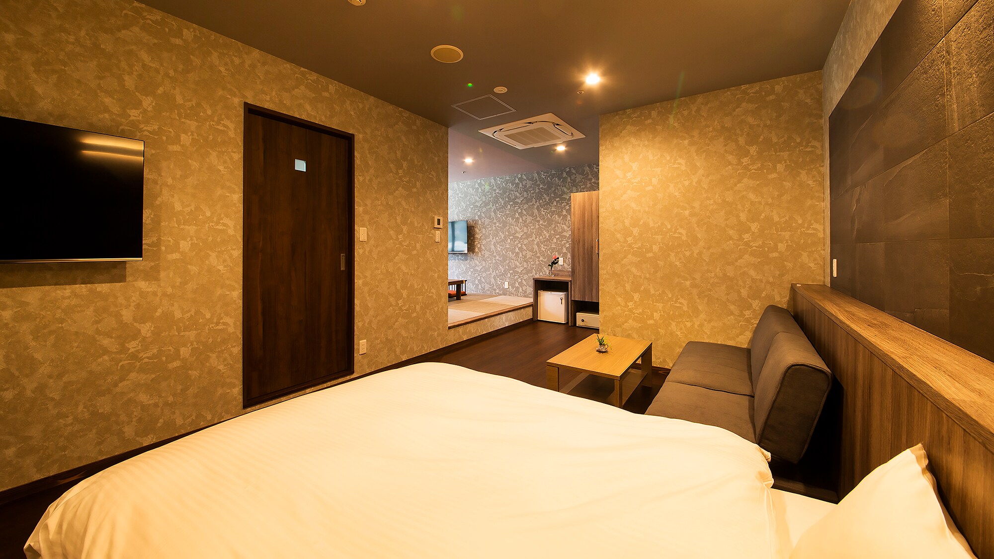 [Deluxe Japanese-Western room with semi-open-air bath] The bed is made of Simmons that invites a comfortable sleep