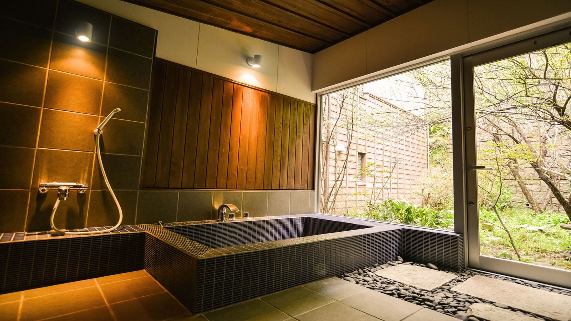 [Main building Hanare] A new bathroom dedicated to Hanare in 2019. You can take a relaxing bath while looking at the garden ♪
