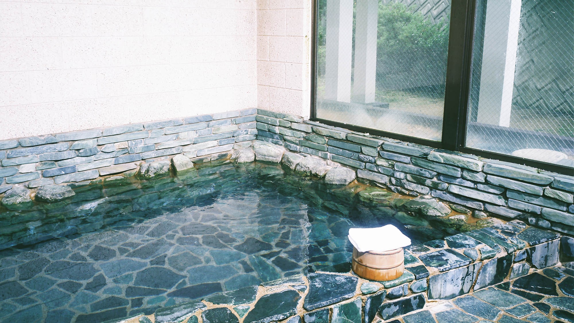 ・[Rock bath] The rock bath in the large communal bath is also recommended as a morning bath to wake up your body.