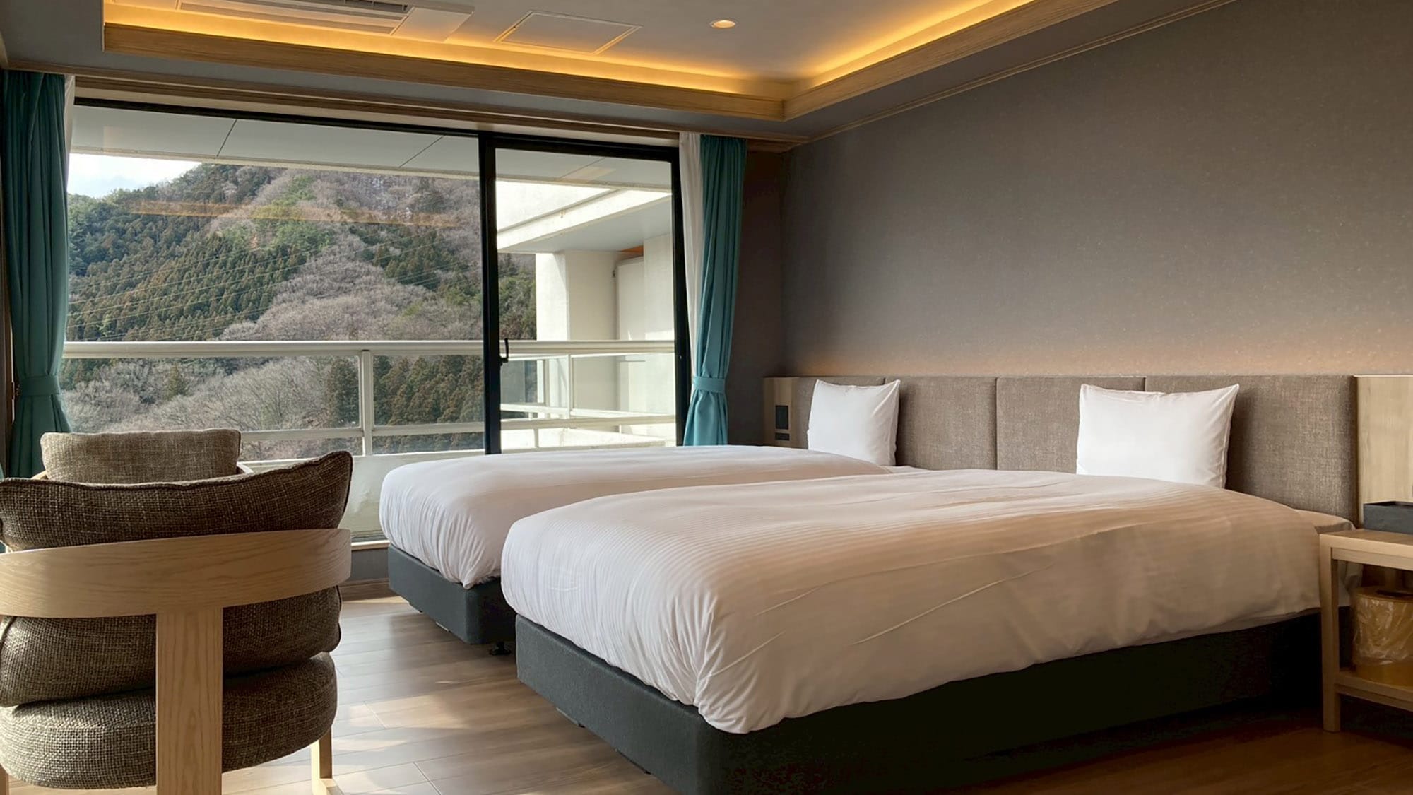 ห้องพักแขกชั้น 13 พร้อมอ่างอาบน้ำแบบเปิดโล่ง (ภาพ)