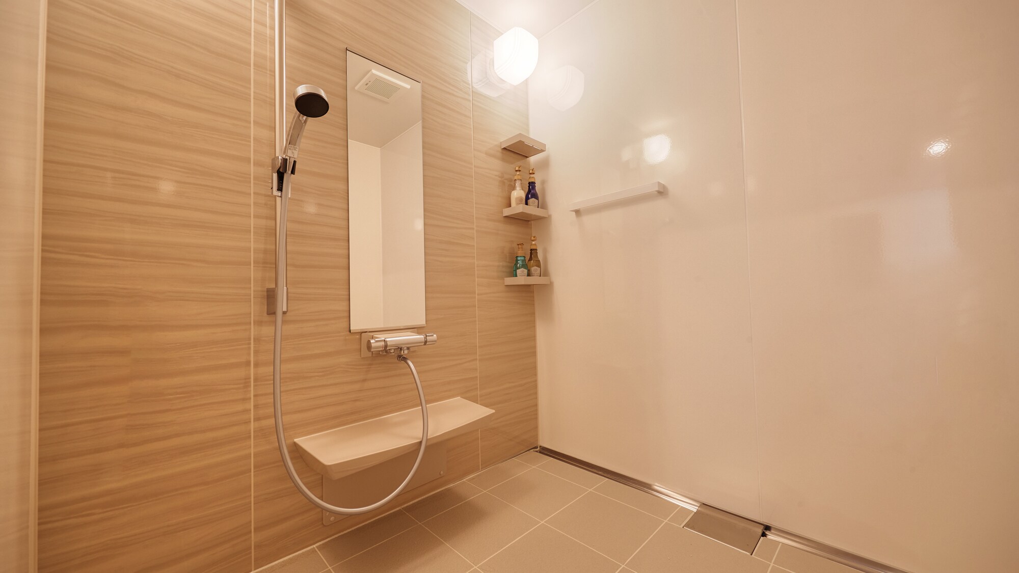 난간도 완비된 유니버설 디자인의 욕실. 모든 고객에게 편안함을 제공합니다.