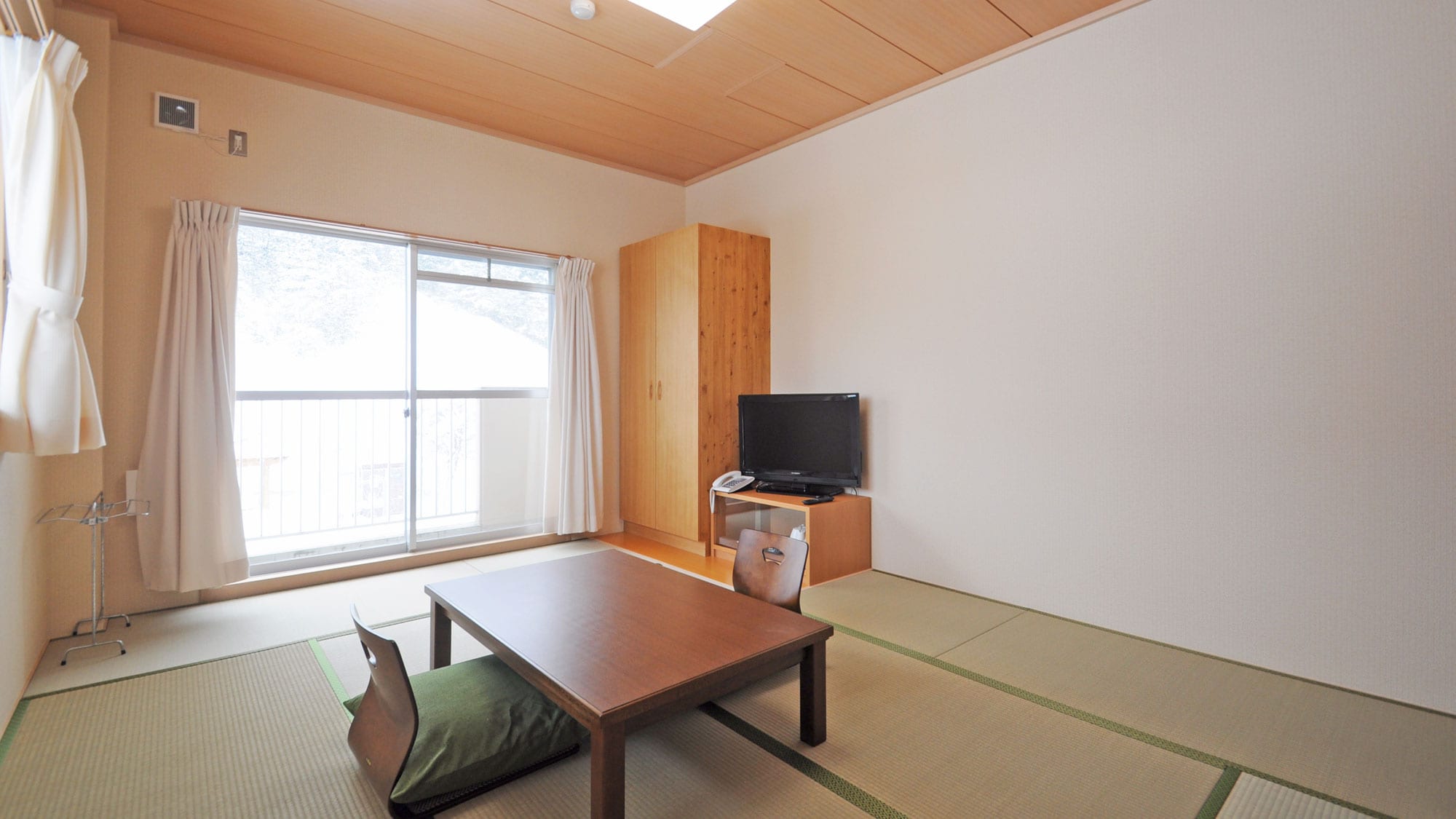 [Japanese-style room 9 tatami mats] Please use your own futon mattress.