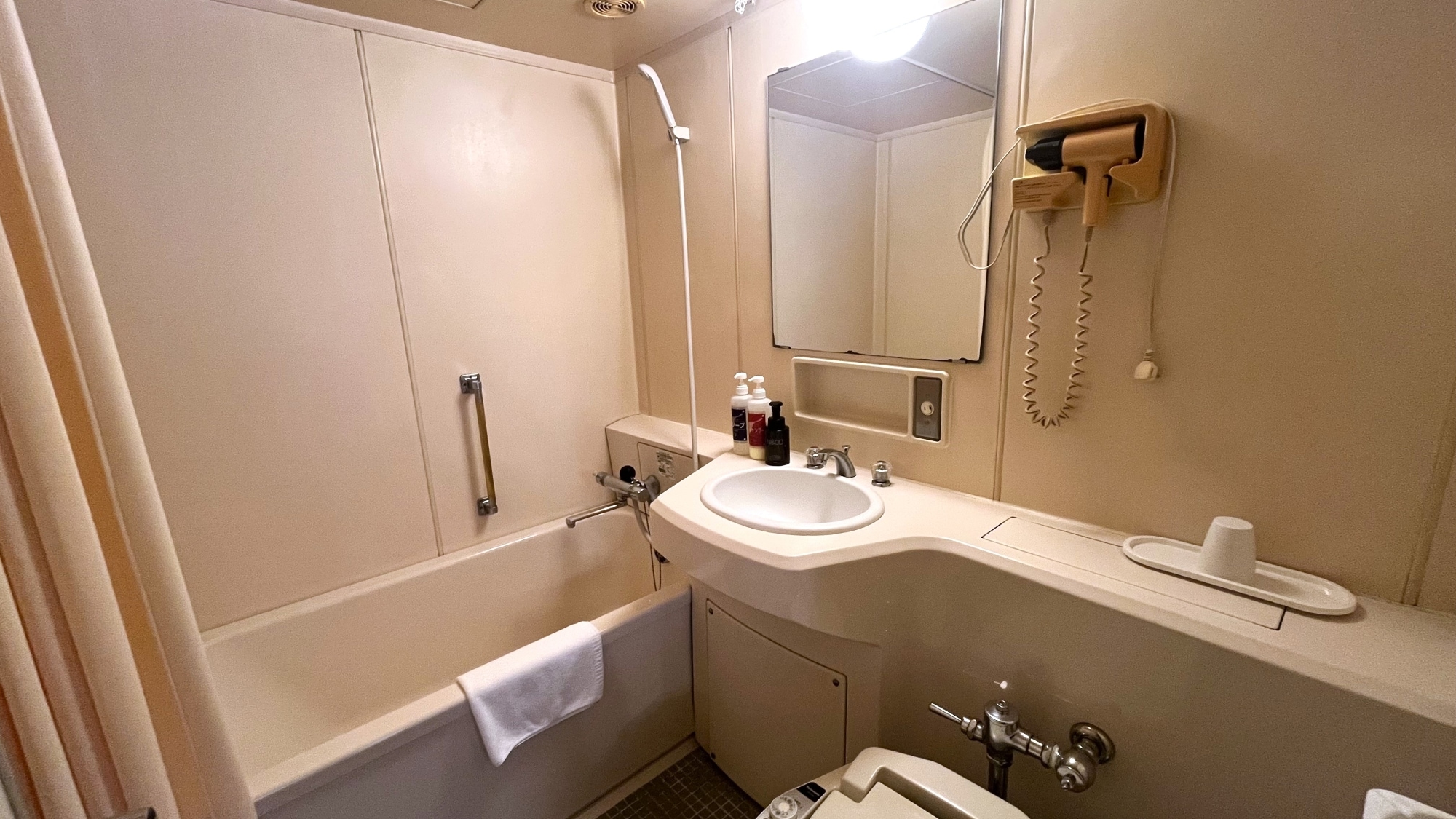 Kamar bergaya Jepang-Barat: Kamar mandi dalam unit