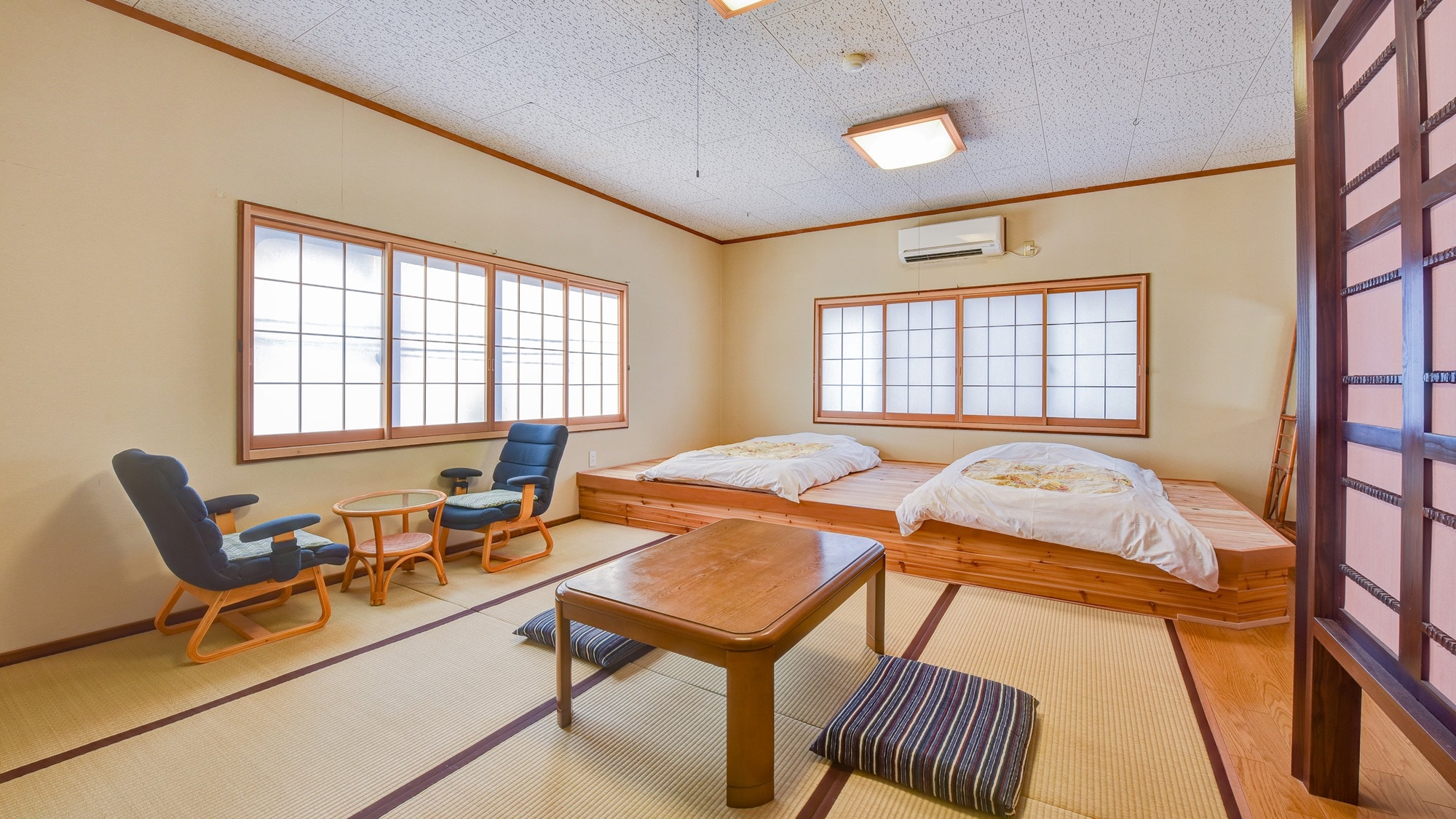 *[Example of guest room: Random Japanese-style room] Futons are provided on the raised floor.