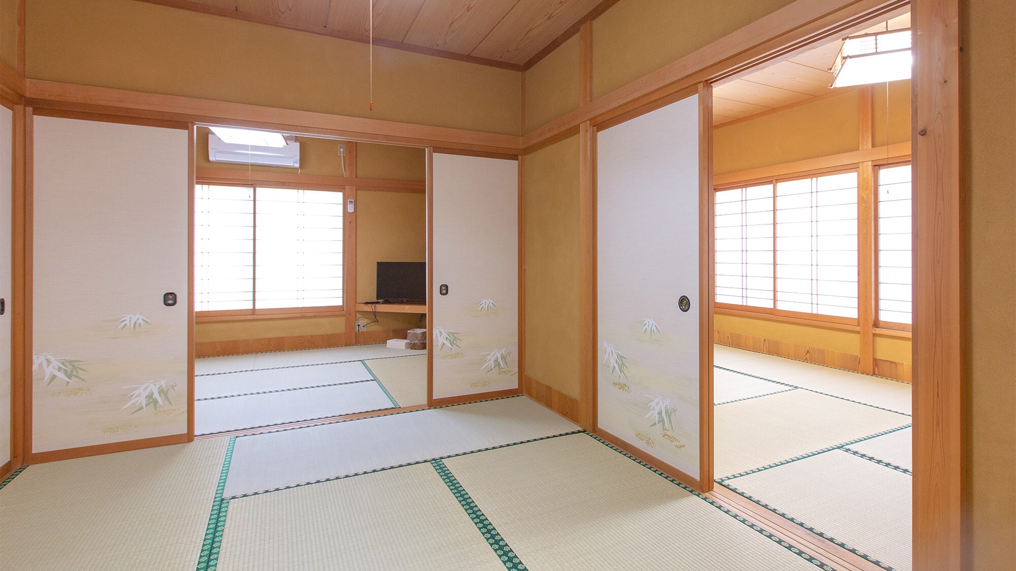 ・[Japanese-Western style room] Please lie down and relax in the spacious Japanese-style room.