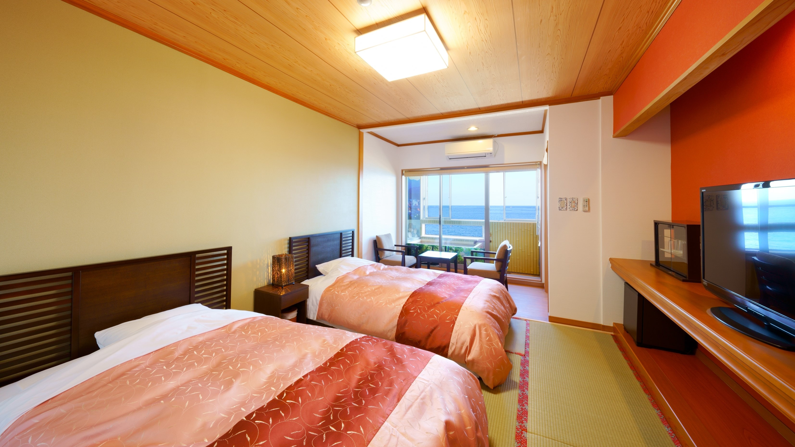 [Guest room with semi-open-air bath] Japanese-Western style room with sea view, semi-double bed (twin)