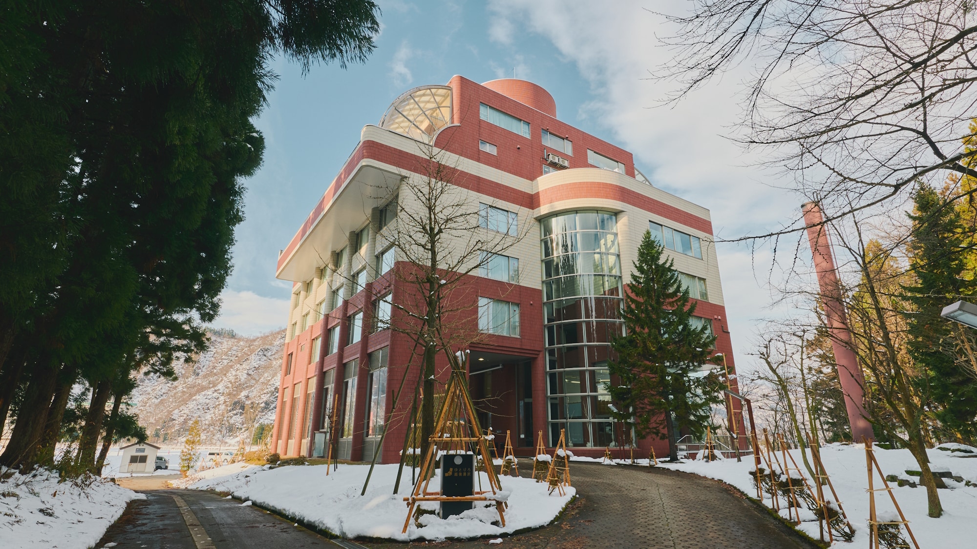 【外観】冬の訪れとともに、越後湯沢の静かな時間が流れる「ゆとりろ越後湯沢」