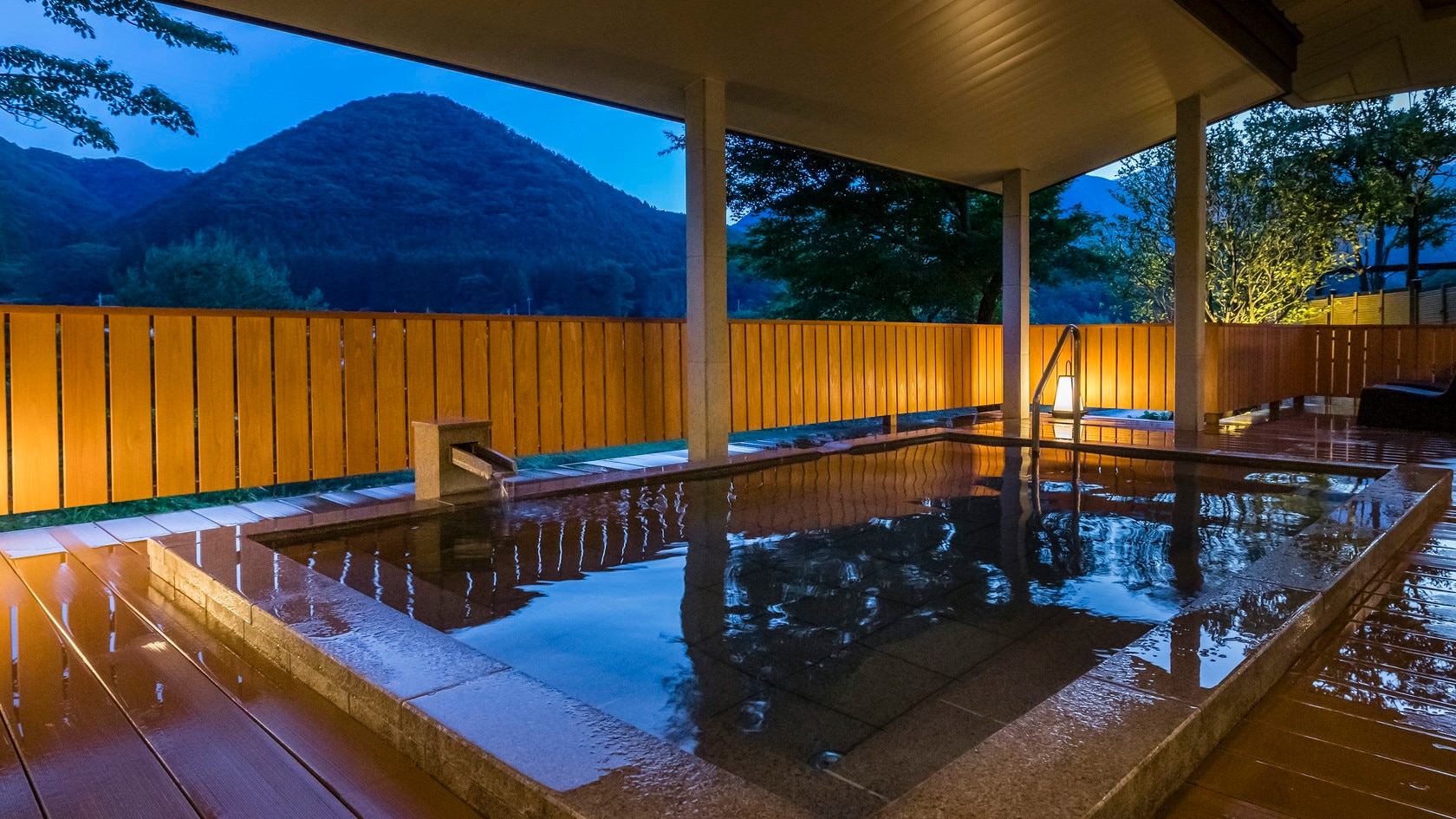 Men's open-air bath where you can feel the seasonal breezes