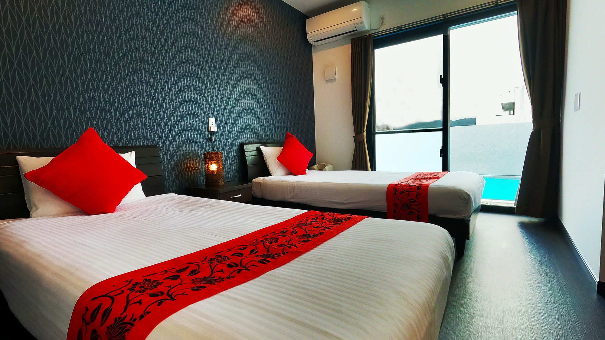 [Deluxe] The bedroom is located by the pool, providing a sense of security and openness.