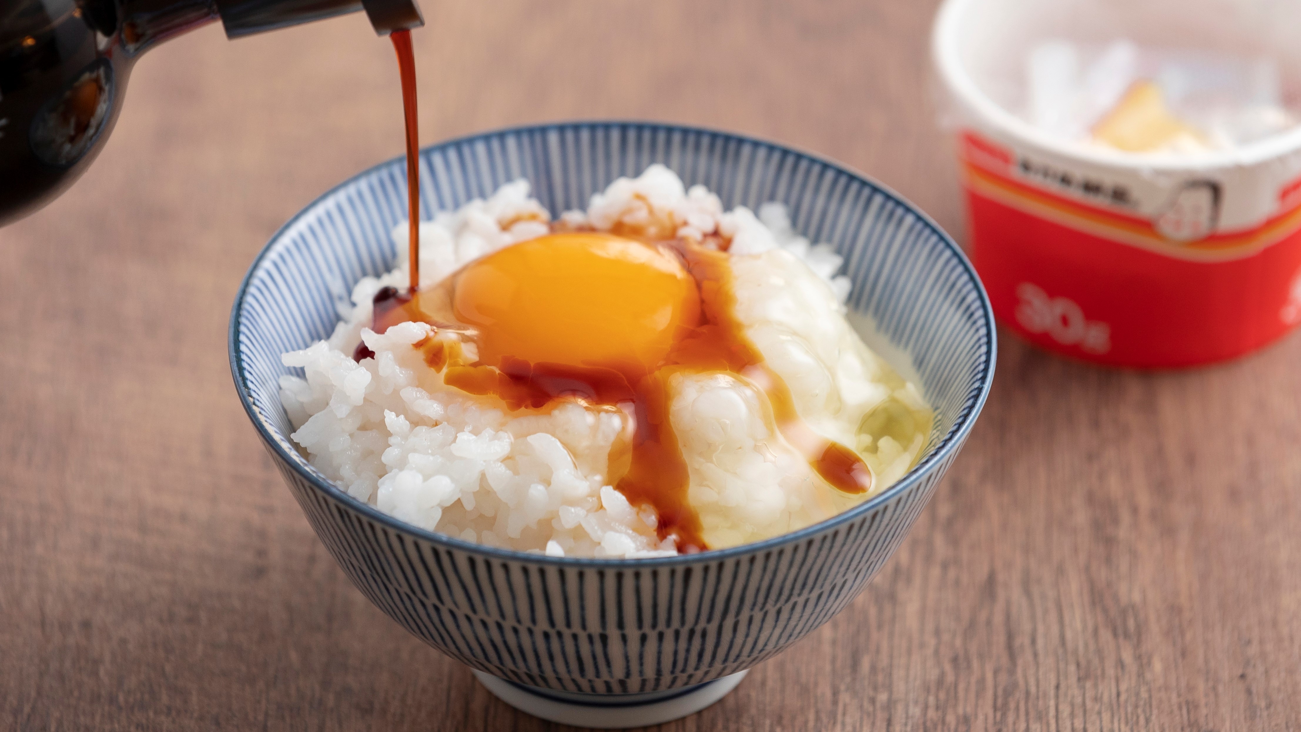 [Breakfast] Egg over rice: Self-service egg over rice included in the breakfast content. There is also curry.