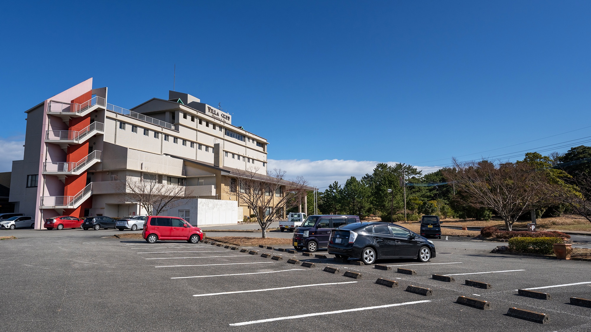 [Free Parking] Available for trucks and large vehicles.