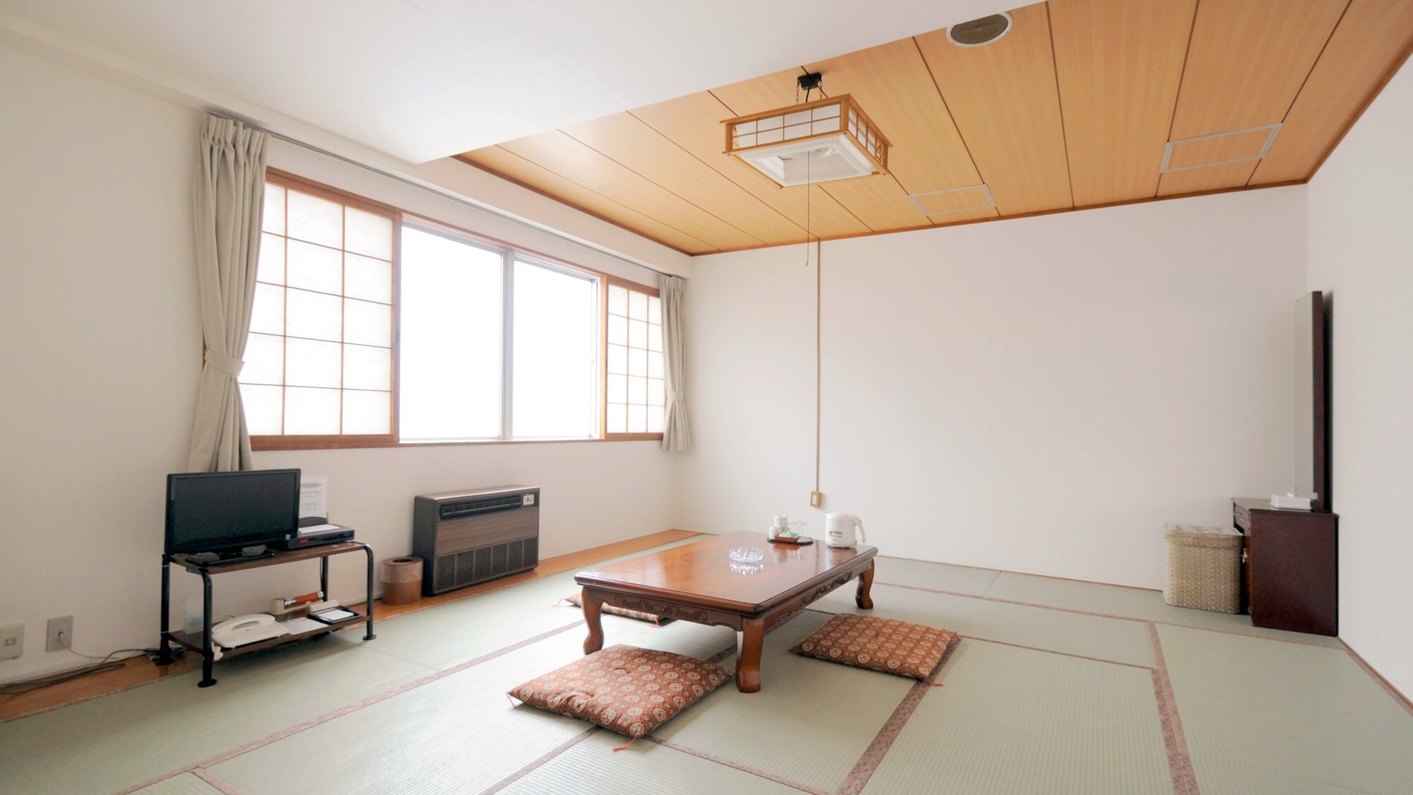[Japanese-style room 14 tatami mats] Please relax in a spacious Japanese-style room.