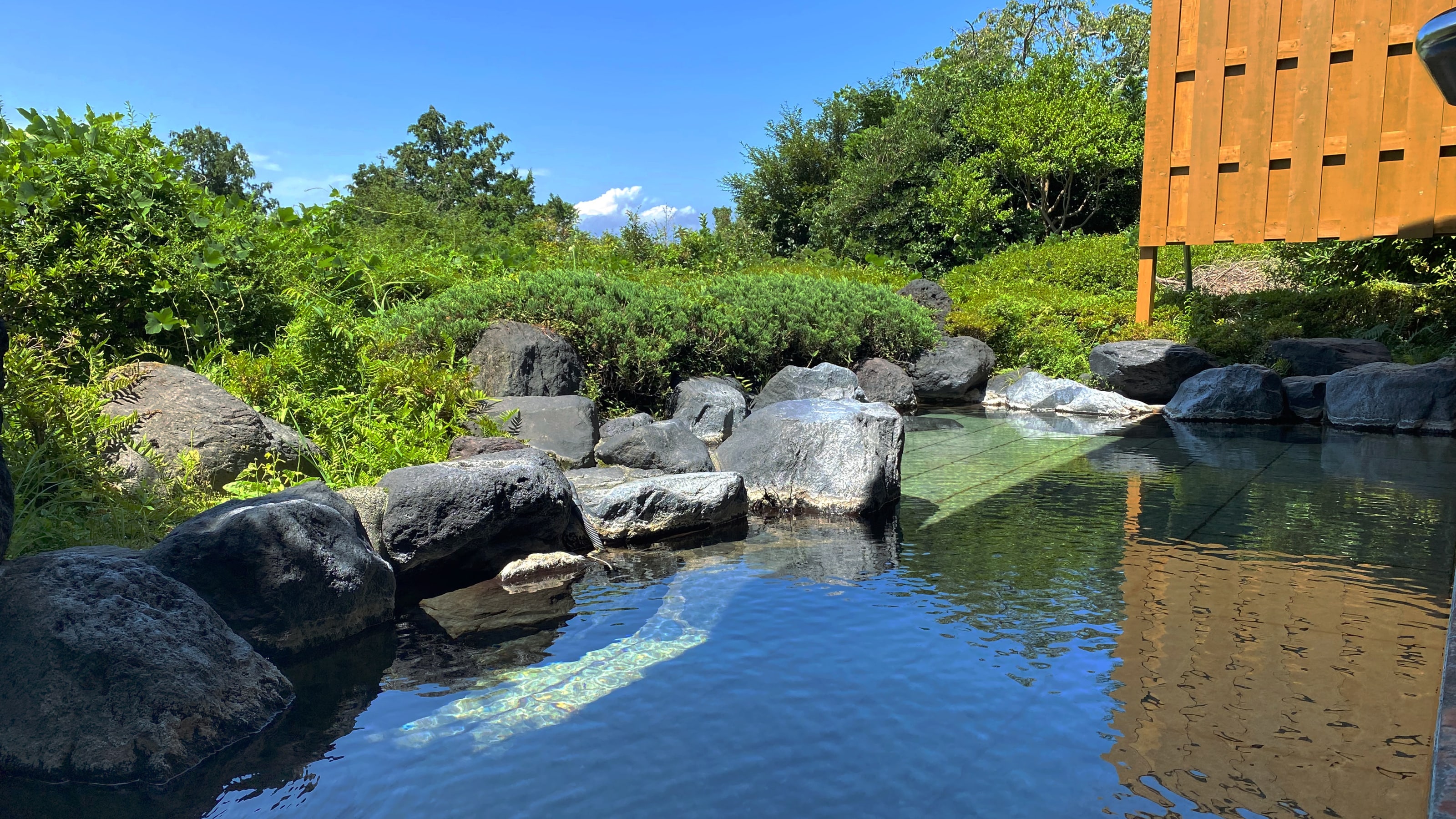 [Hot spring] Main building medium bath (open-air bath)
