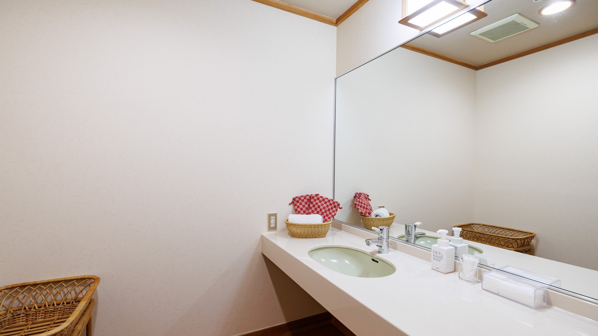 ■ [Kinpa, Peacock, Hagoromo] Japanese-style room with 13 tatami mats and a large veranda