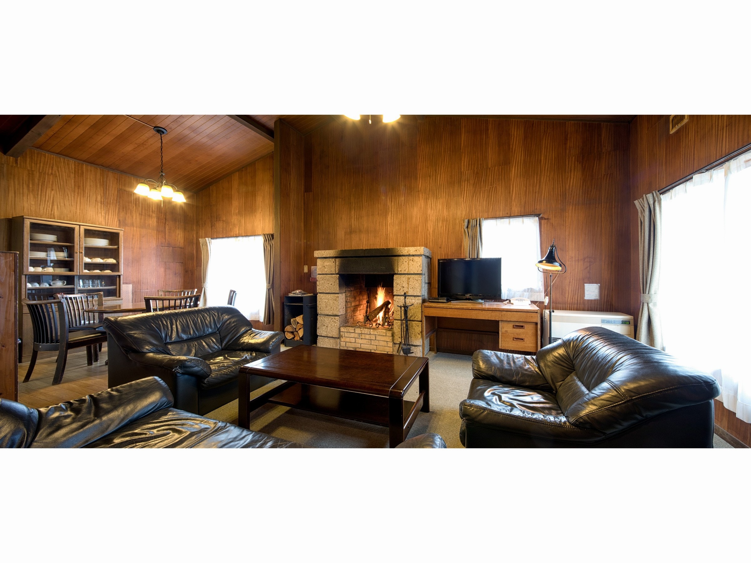 *Cottage living room with fireplace (example)