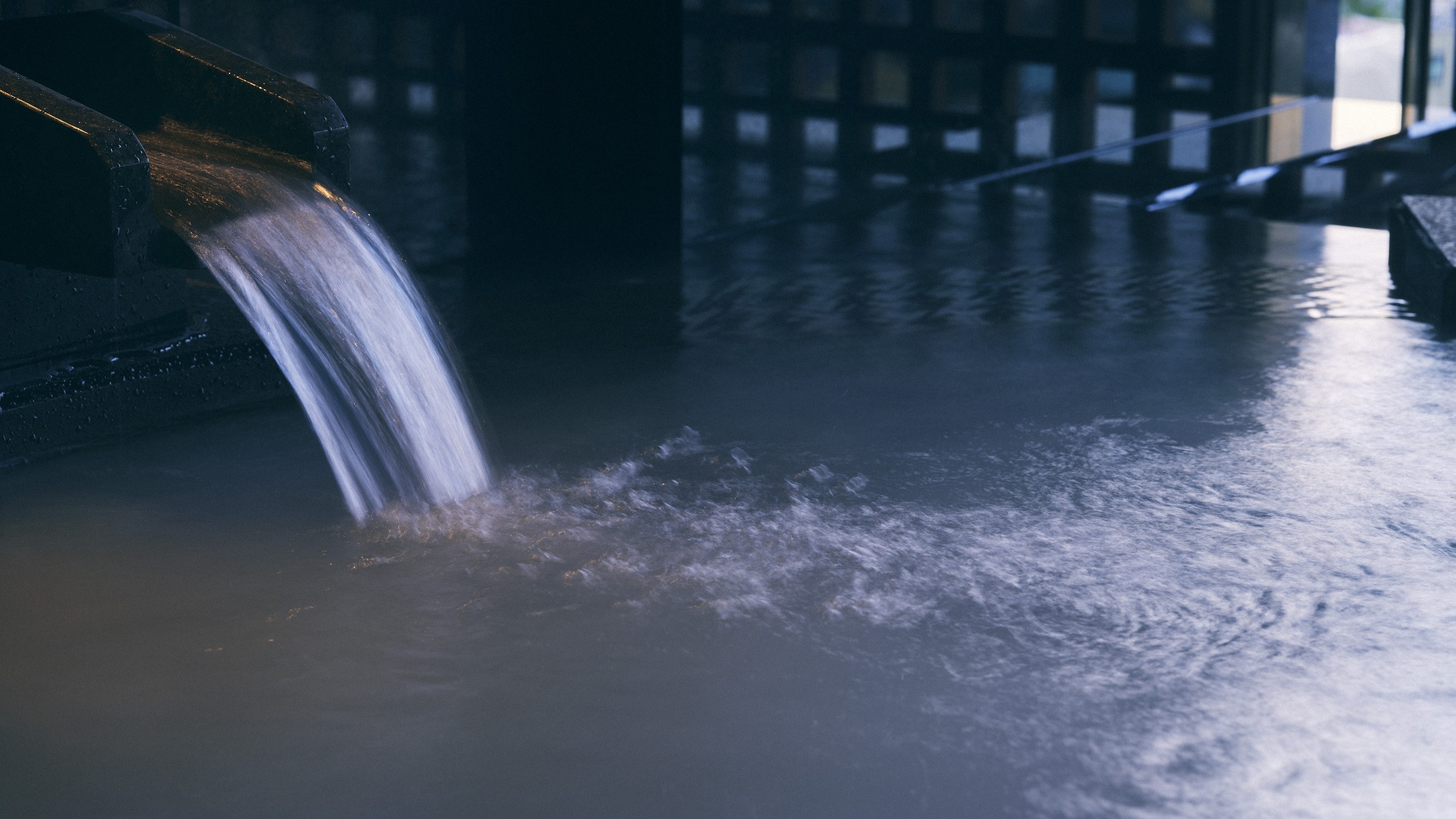 Open-air bath Yasaka-no-Yu, a natural hot spring sourced from its own source, which is rare in the Shijo Kawaramachi area