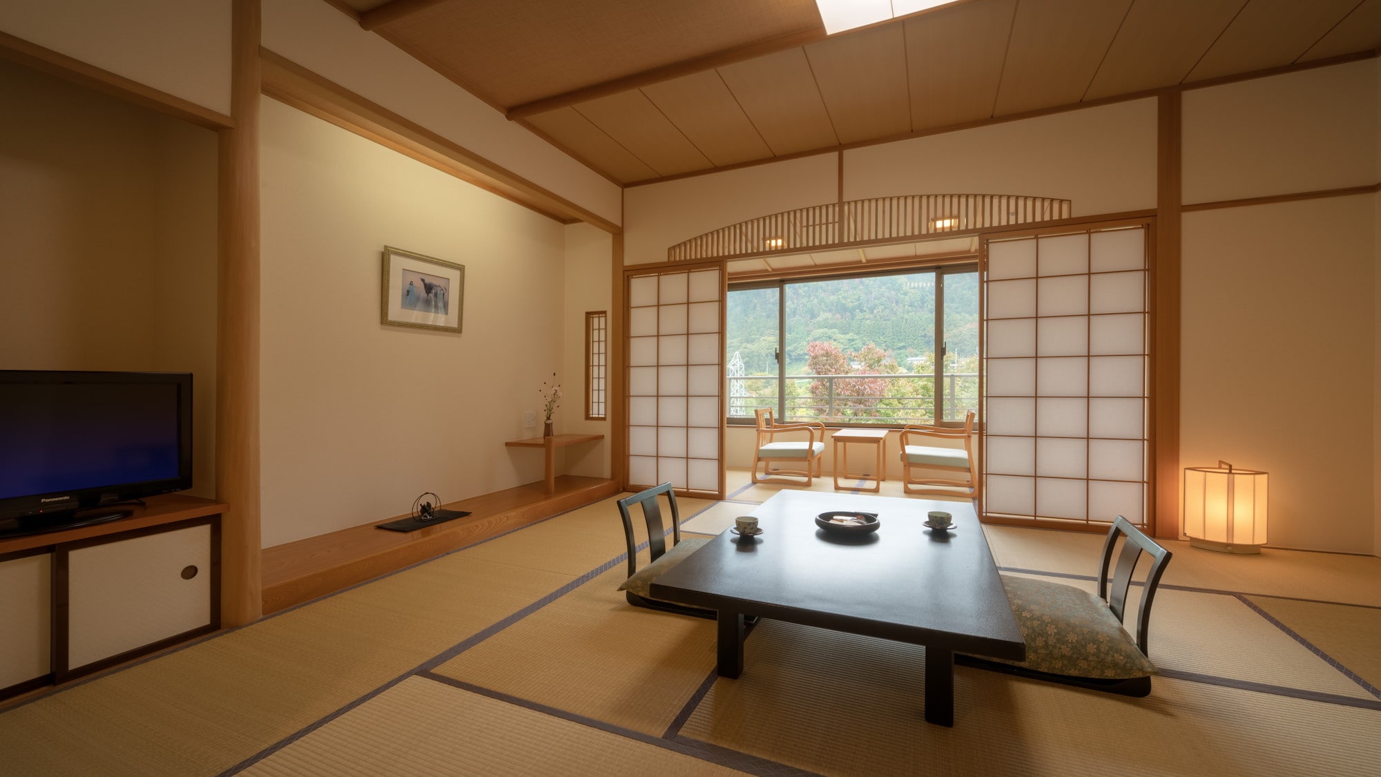日式房間。請在日本傳統建築的數寄屋造風格中，在燈芯草的香氣中度過輕鬆的時光。