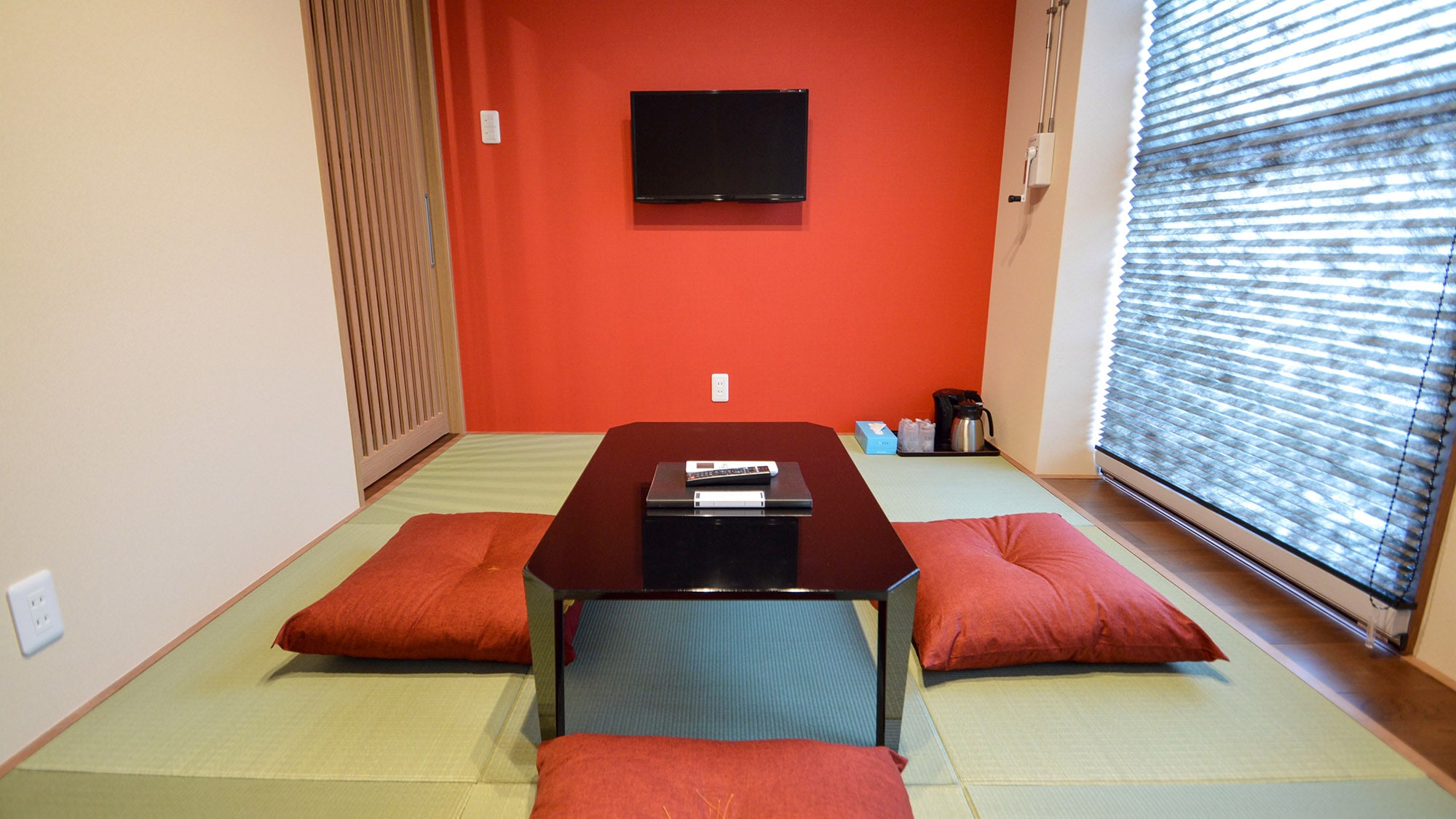 ・Japanese-style room with bunk beds (maximum 4 people) / Up to 3 children can sleep together