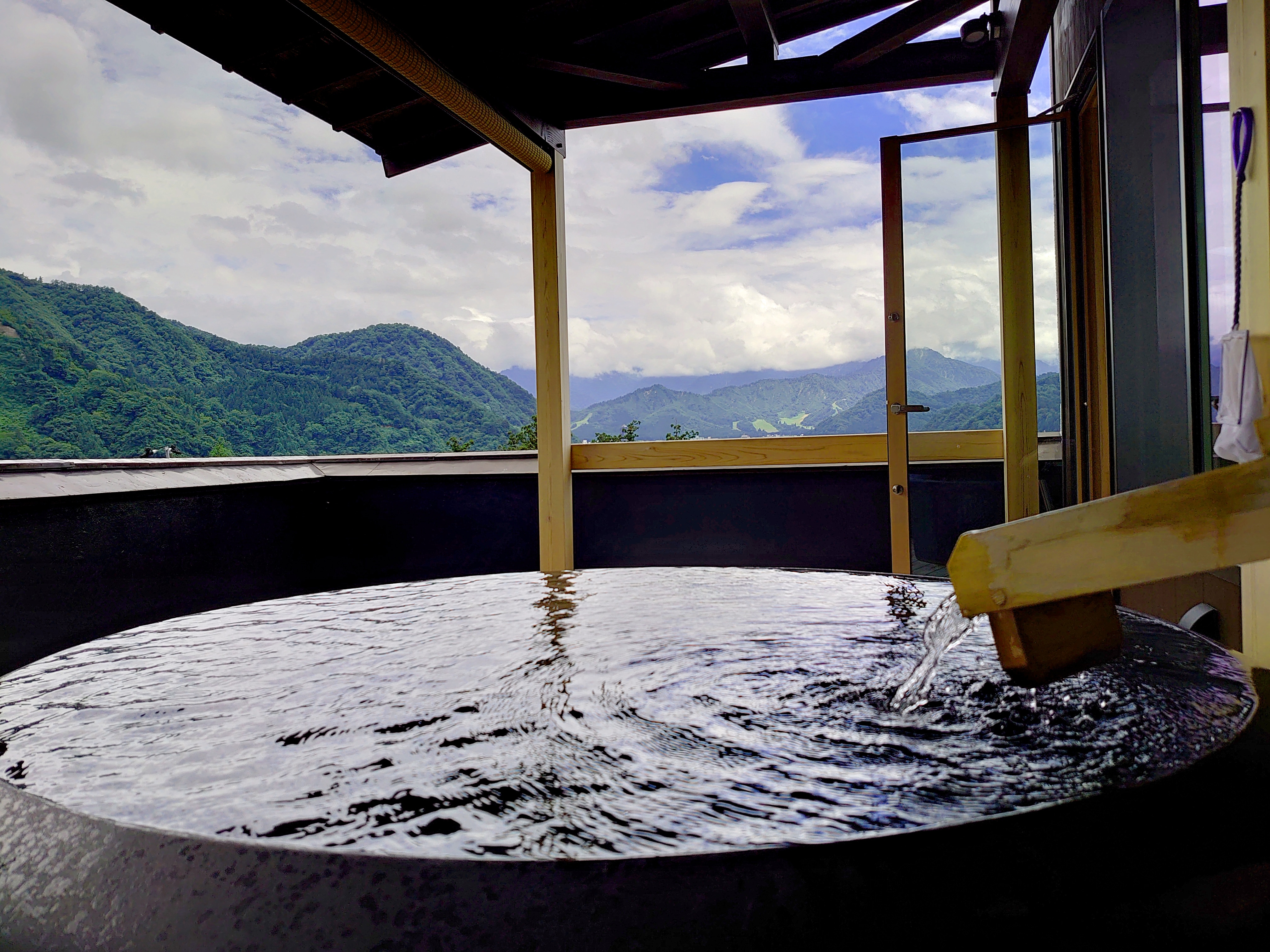 Yutogekan: Room with open-air bath "312 Izutsu" View from the open-air bath