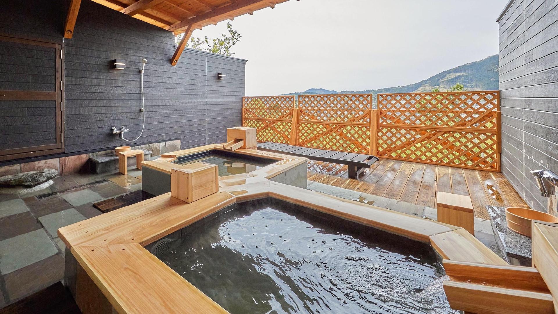 ・[Rin: Open-air bath in guest room] There are benches where you can cool the water down. Please enjoy your bath at your leisure.