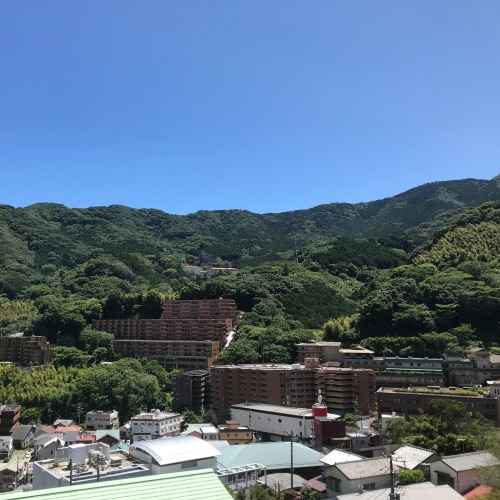 [View from Japanese-Western room and 10-tatami Japanese room] View of the ridge of Mt. Iwato, resort condominiums, hot springs, etc.