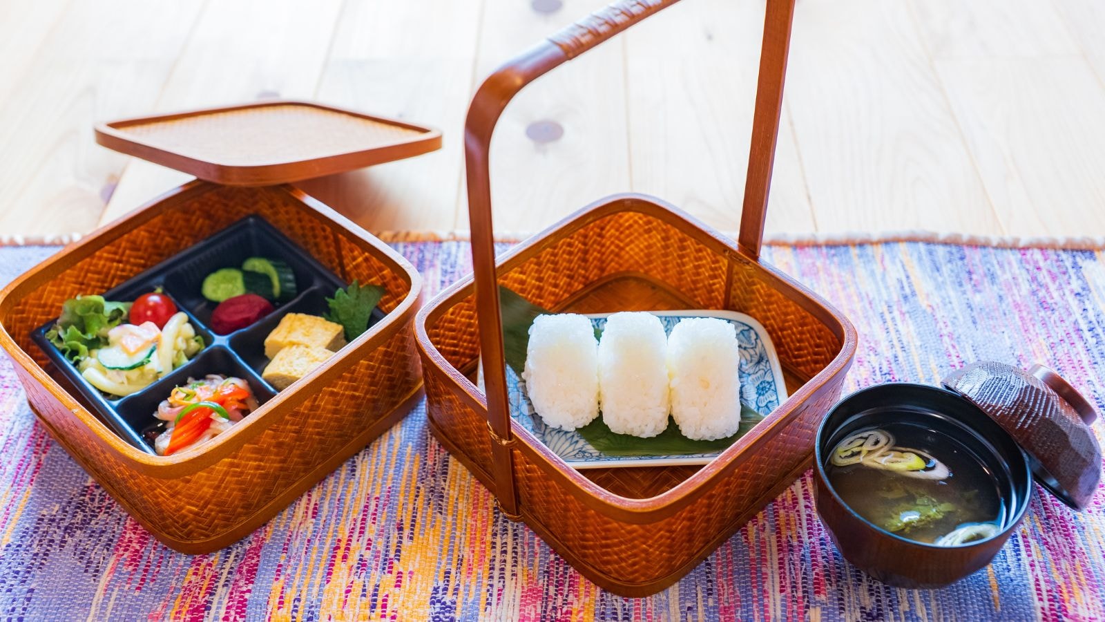 Sarapan gratis (bola nasi, lauk pauk, sup miso)