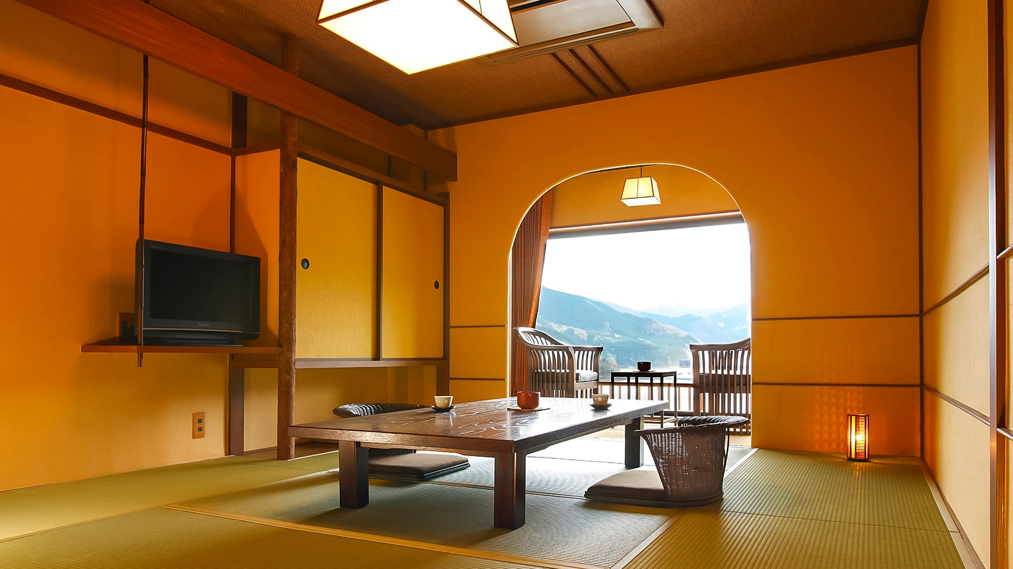 ・＜Senri-ka＞A relaxing 10-tatami Japanese-style room with a wide hemp veranda overlooking Lake Kanna