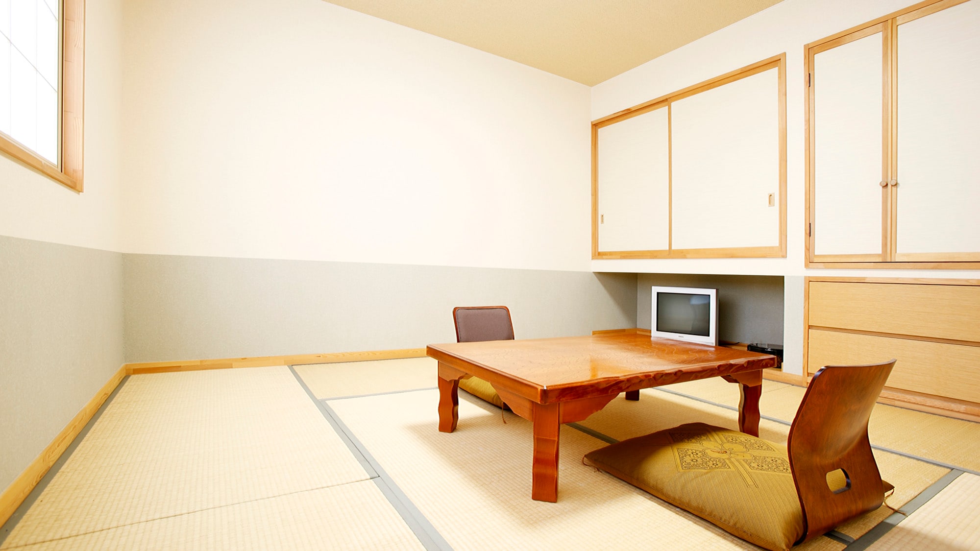* Japanese-style room with 8 tatami mats / A simple tatami room with bright sunlight shining through the shoji window. Recommended for couples and couples.