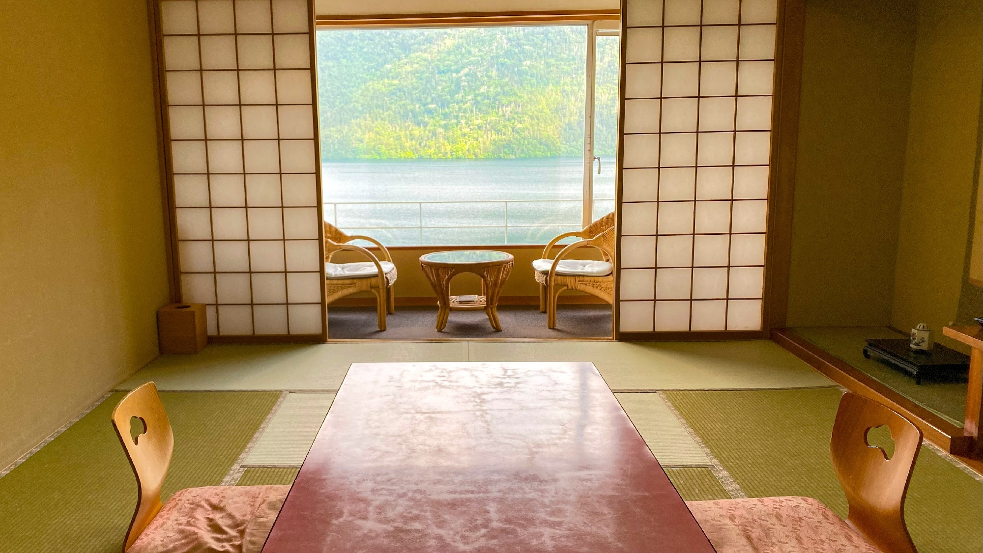 Anda dapat melihat indahnya Danau Shikaribetsu dari semua kamar (10 tikar tatami) kamar bergaya Jepang (salah satu contoh).