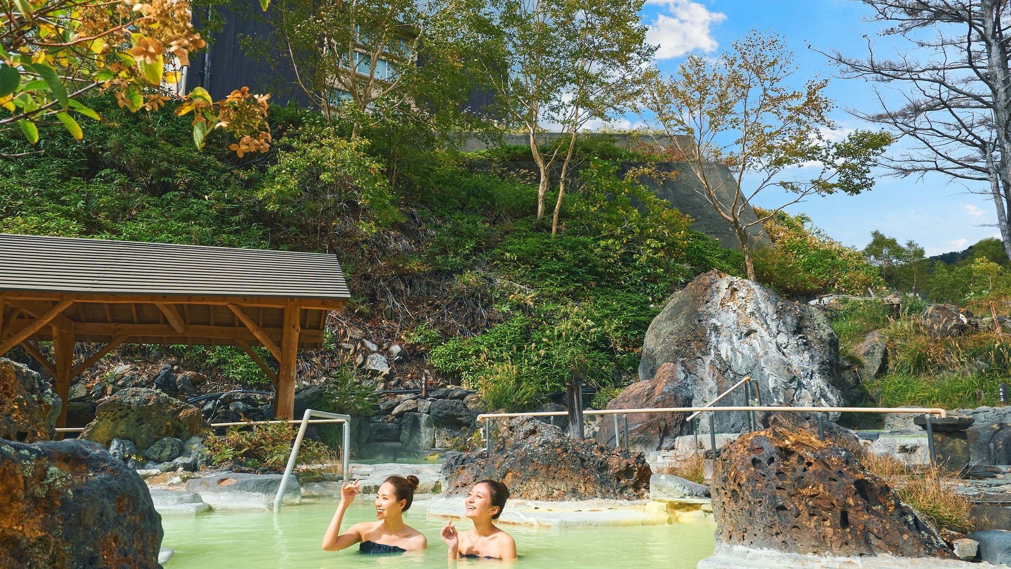 [Stone Garden Open-Air Bath] Experience the four hot springs with different colors and qualities, a specialty of Manza Onsen, all at once
