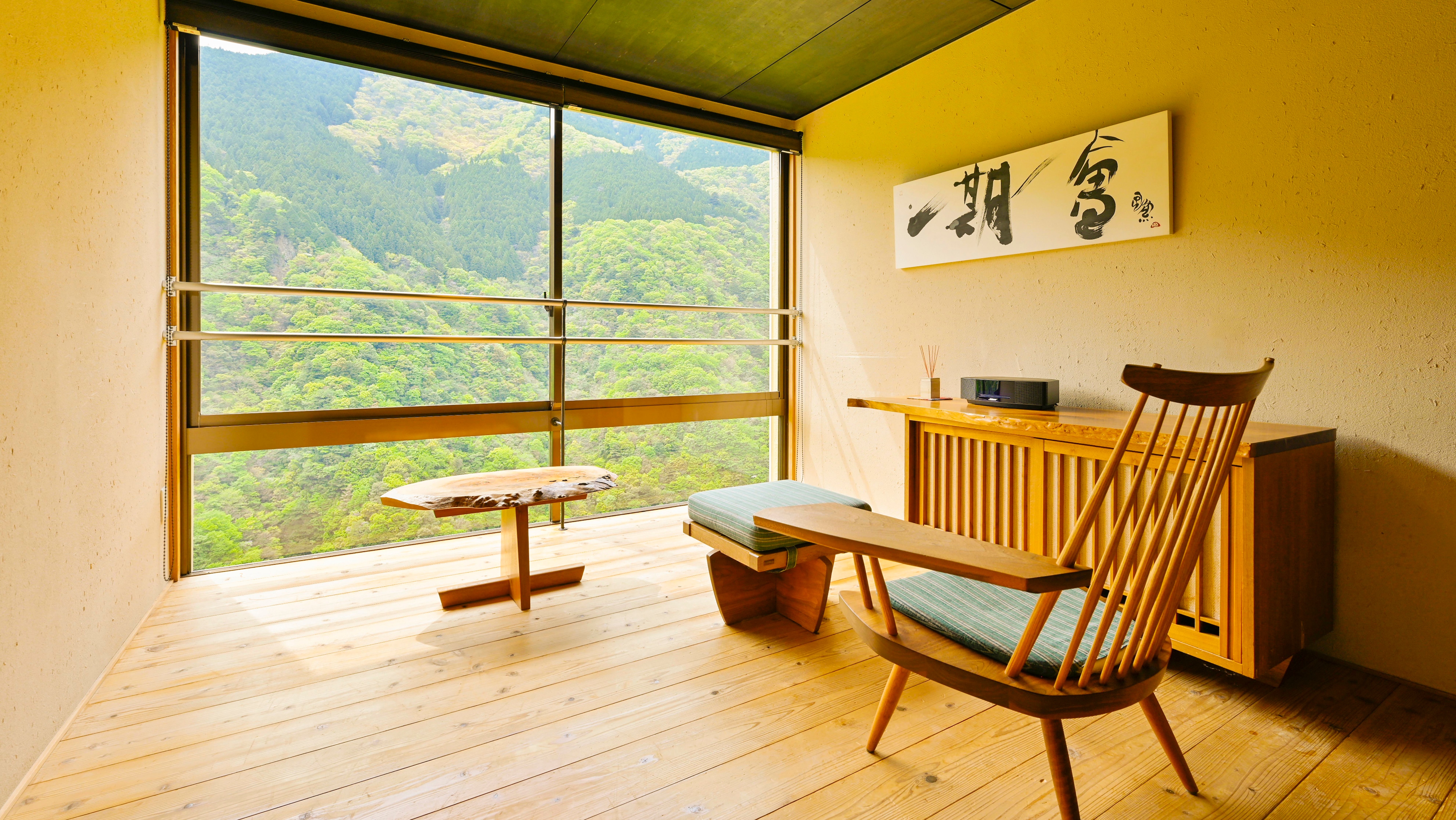 ■ Guest room with open-air bath footbath Tamaki ■ George Nakashima lounge chair