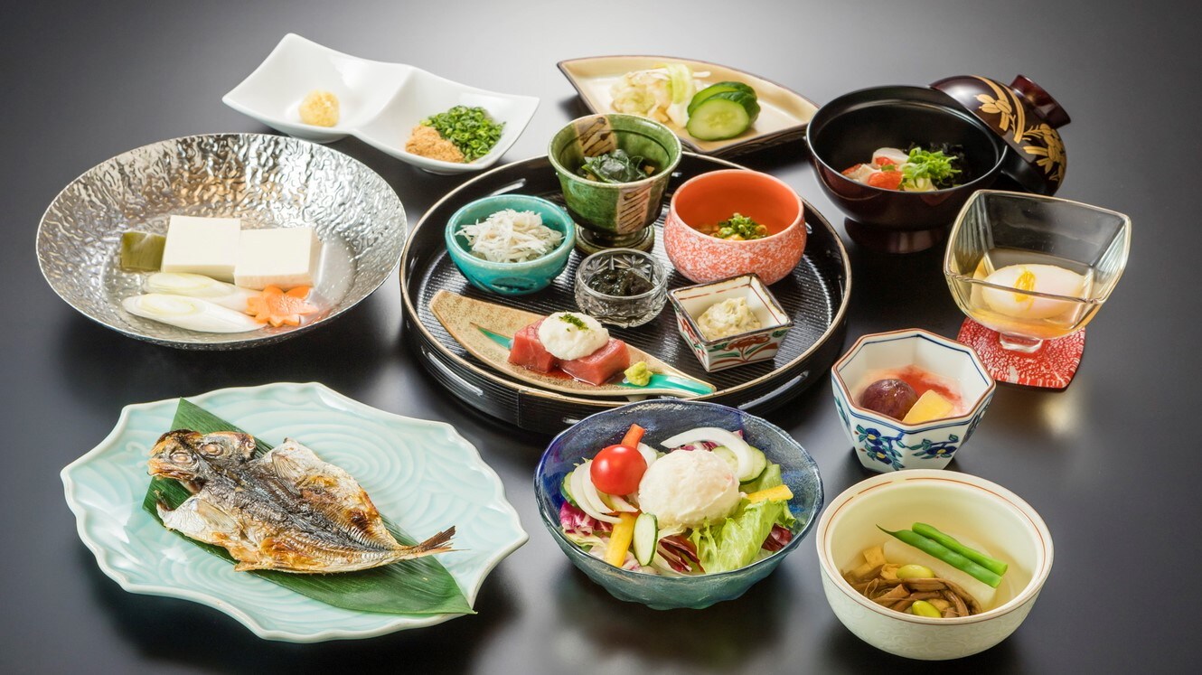 ■ Breakfast ■ Set meals in small bowls centered on dried fish, a specialty of Izu