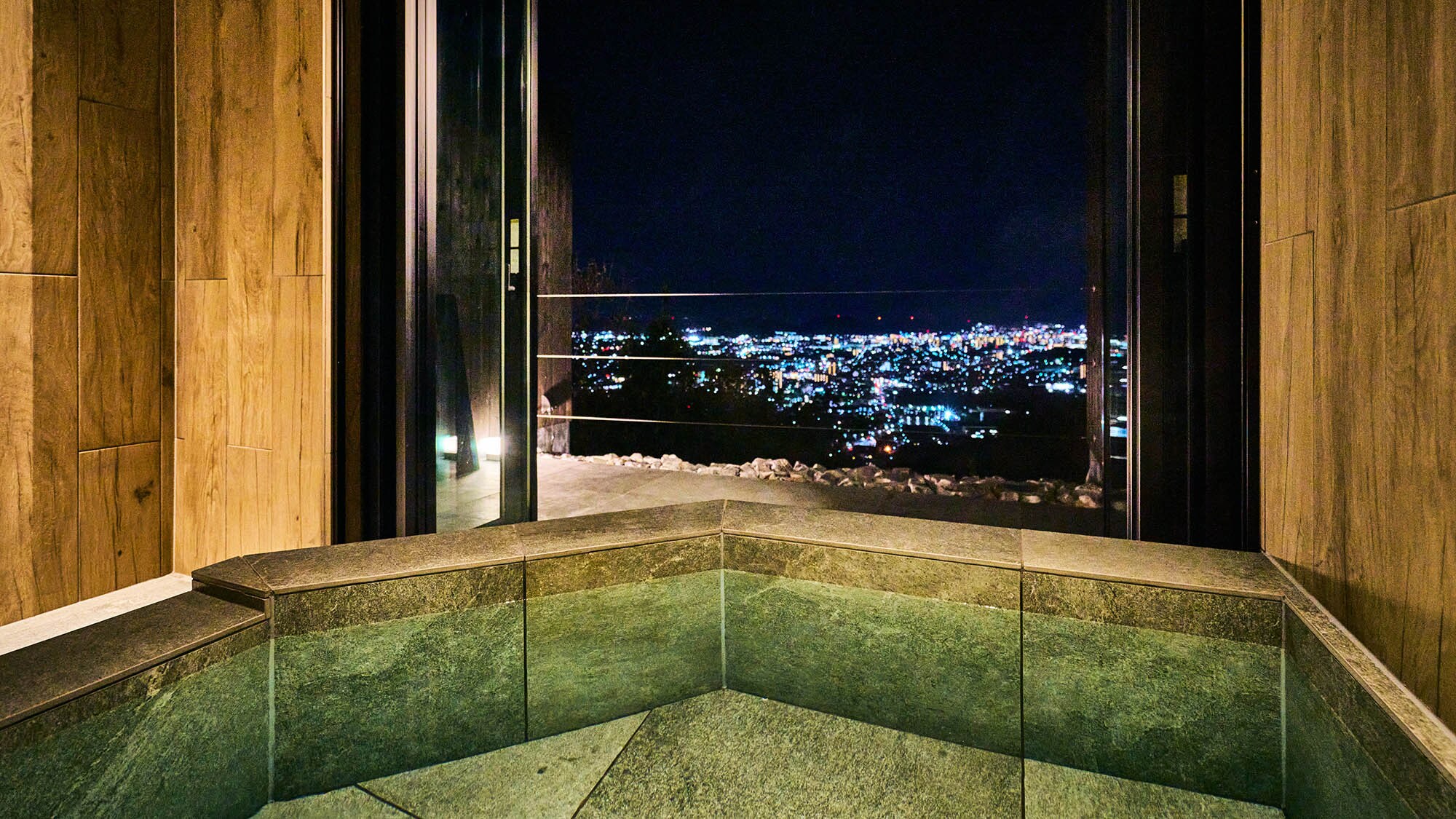 ・[Sauna Pribadi/Zen] Bersantailah di pemandian semi terbuka dan nikmati pemandangan malam Harima yang berkilauan sepuasnya.