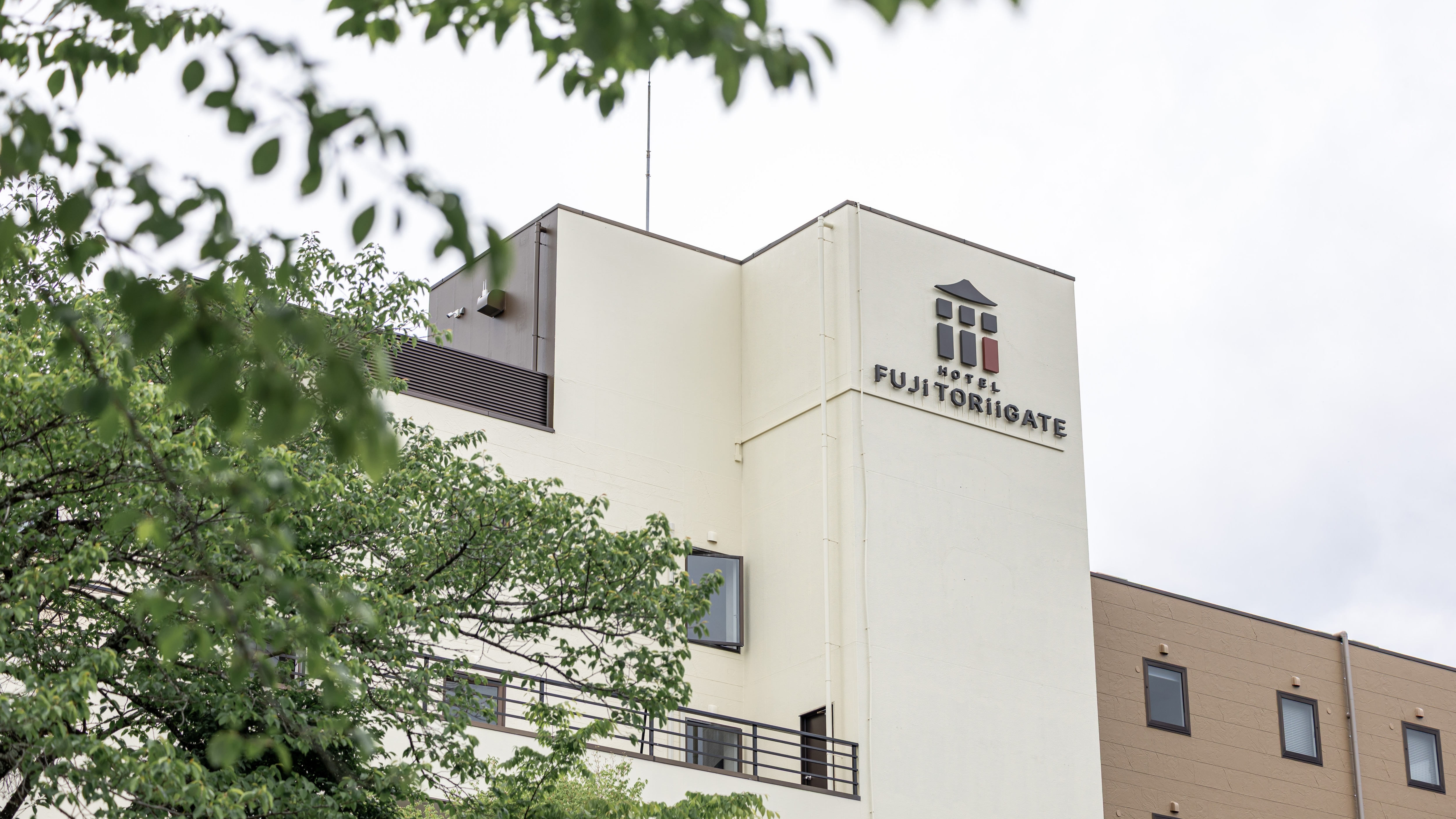 從金鳥居方向看到的“HOTEL FUJi TORiiGATE”