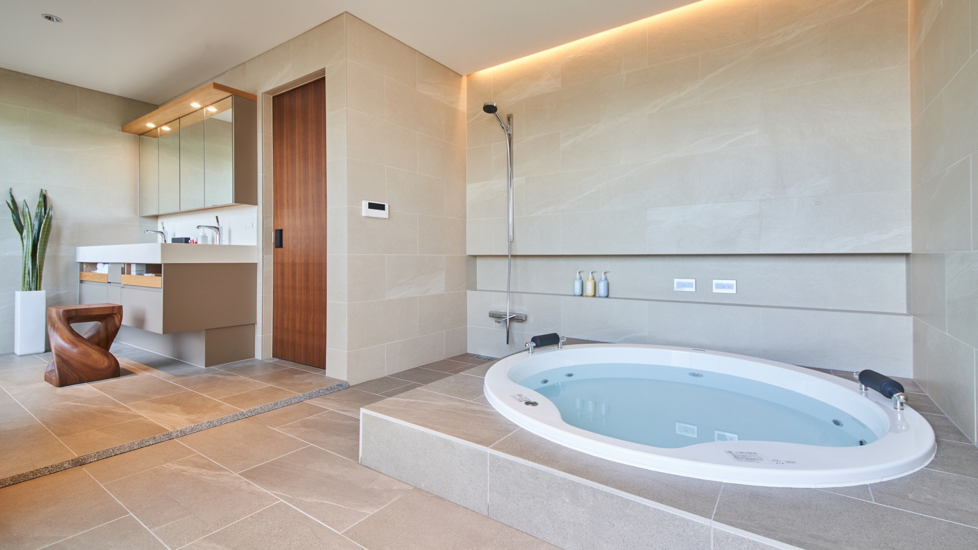 A jet bath that can accommodate up to two people