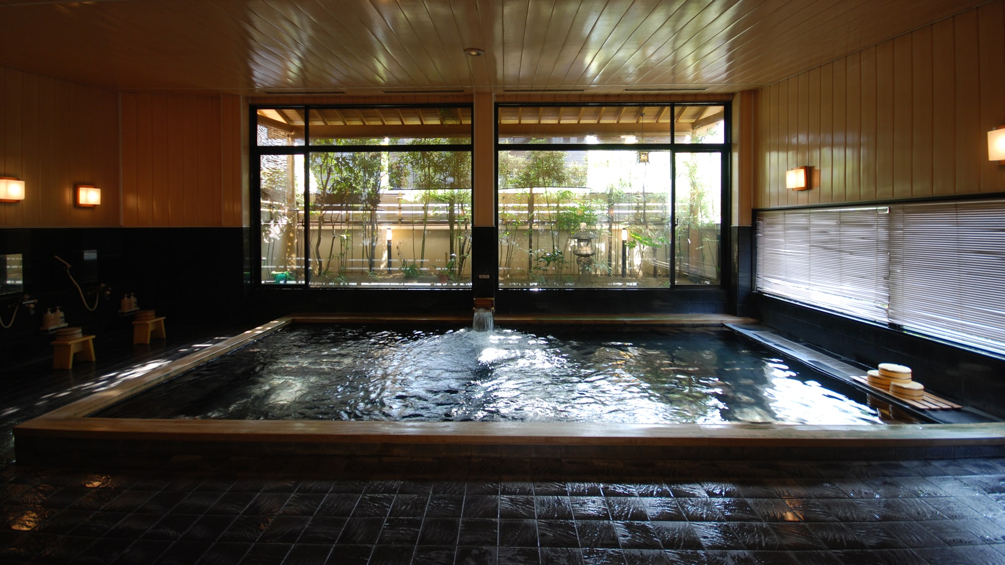 [Large communal bath / Torai no Yu] The popular Torai no Yu is popular for its high-quality hot springs and atmosphere.