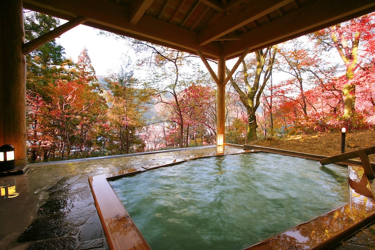 "Akane no Yu" among the autumn leaves