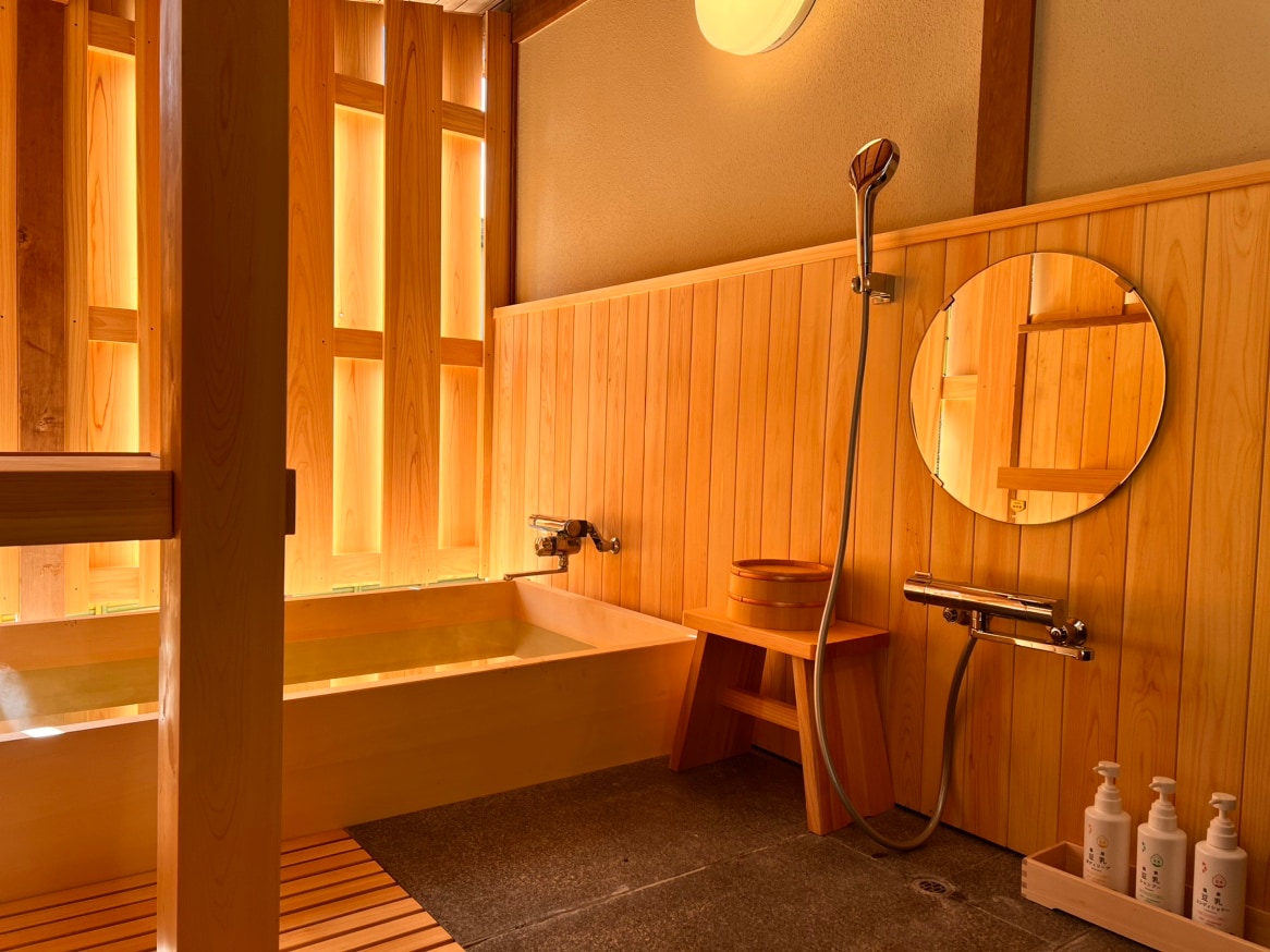 Special Japanese-style room with half open-air bath