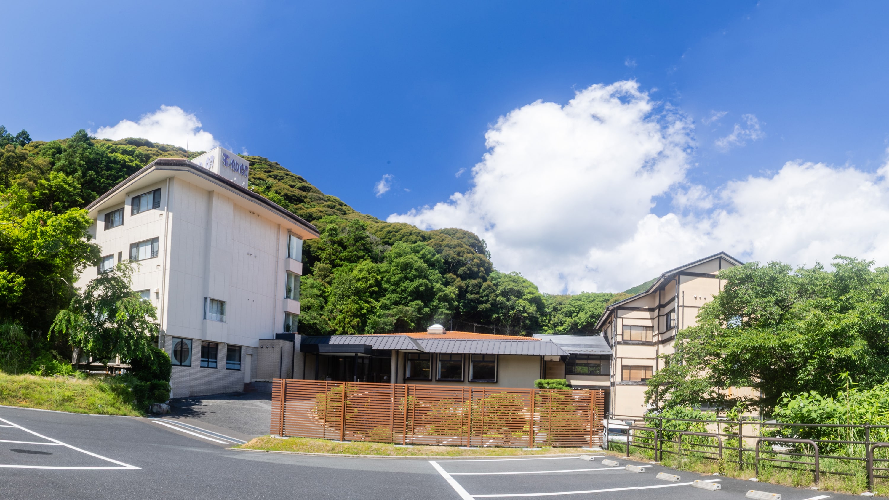 駐車場からの全景