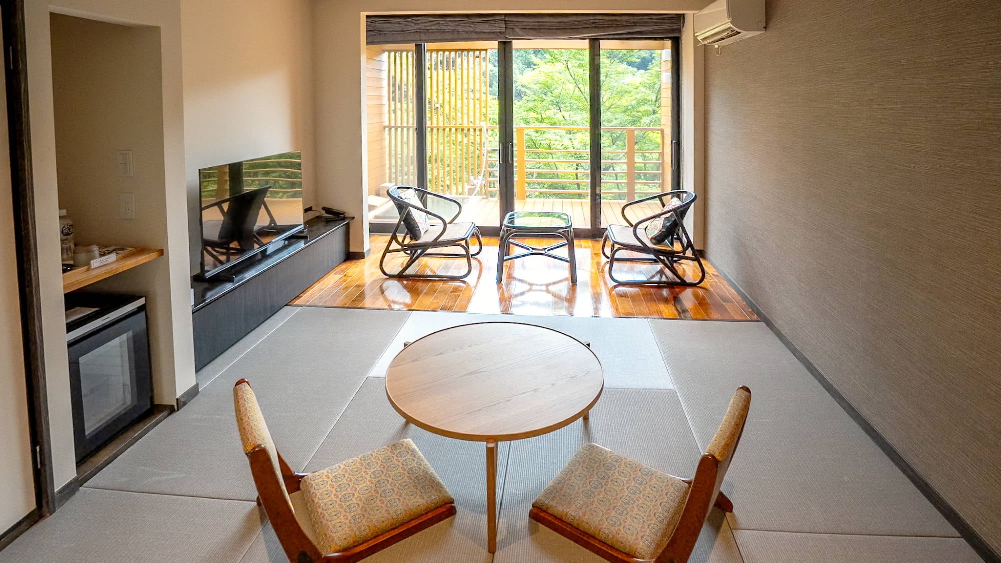 [Example of a Japanese-style room with a reclining bath] A reclining bath where you can relax and soak in the hot springs is available in a corner of the terrace.