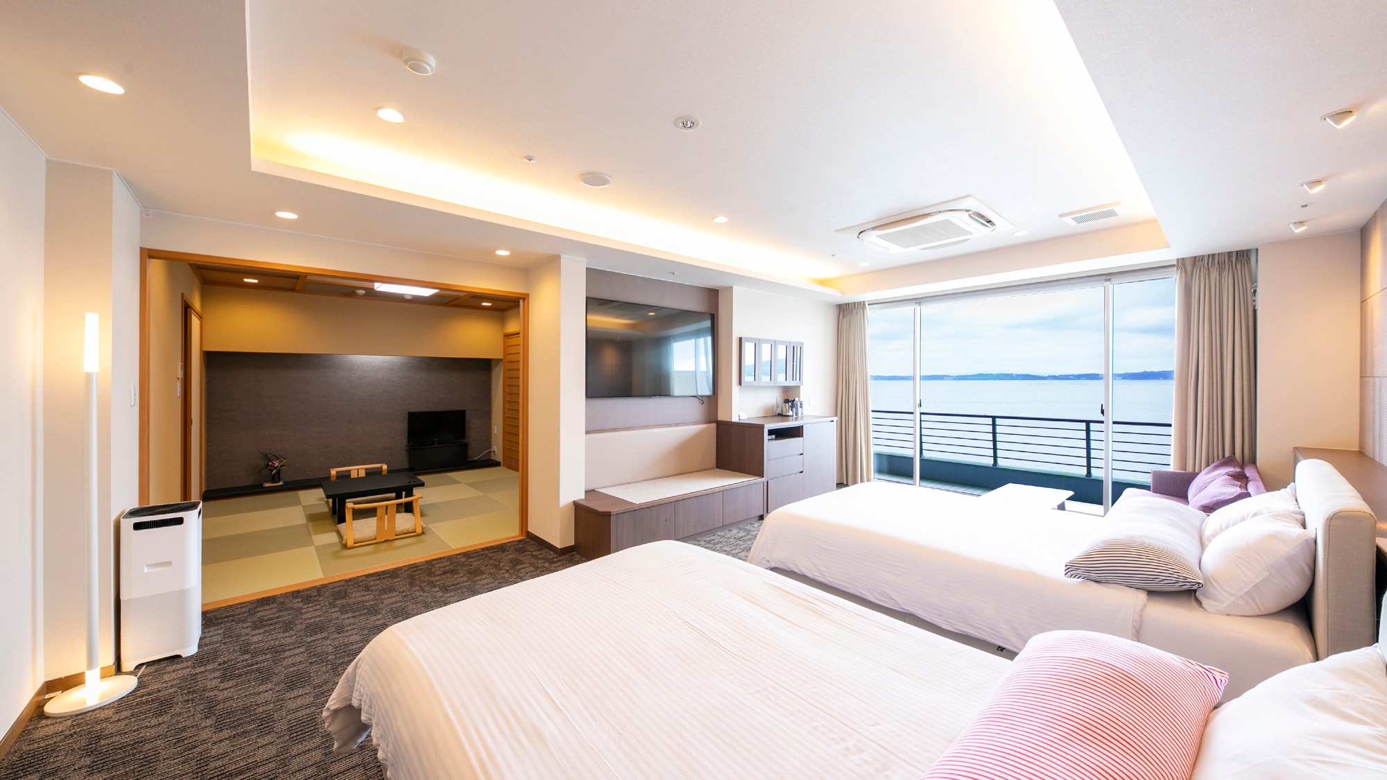 Phòng kết hợp phong cách Nhật Bản và phương Tây với bồn tắm bán ngoài trời (suối nước nóng) [Ví dụ về phòng khách]