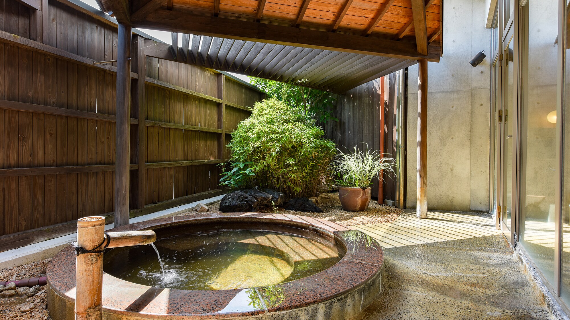 *[Open-air hot spring bath] "Hagi Onsen" gently soothes the fatigue of your journey.