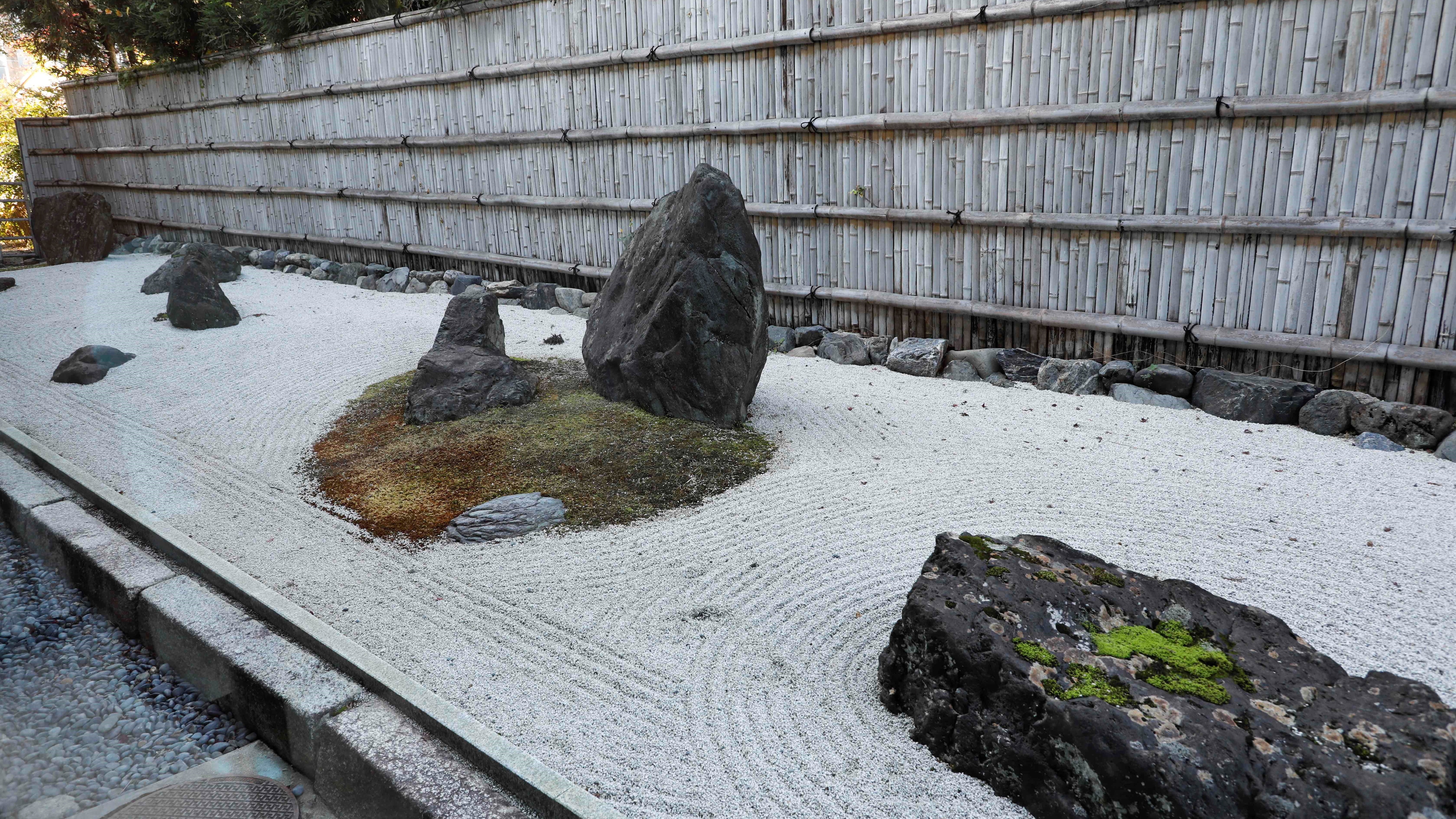 Example of a 6-tatami room with a view of the rock garden