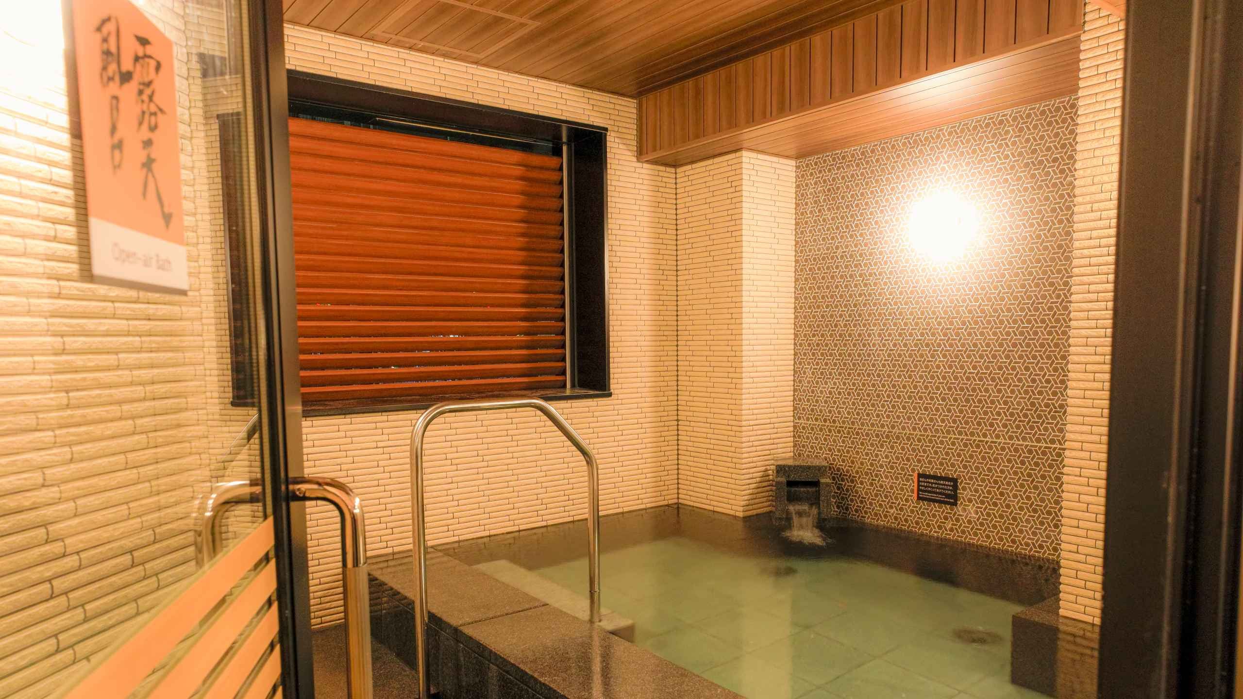 Men's large bath (open-air)