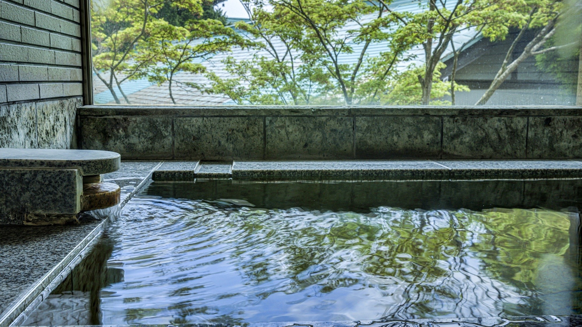 湖畔特色日式客房，附室內溫泉浴池