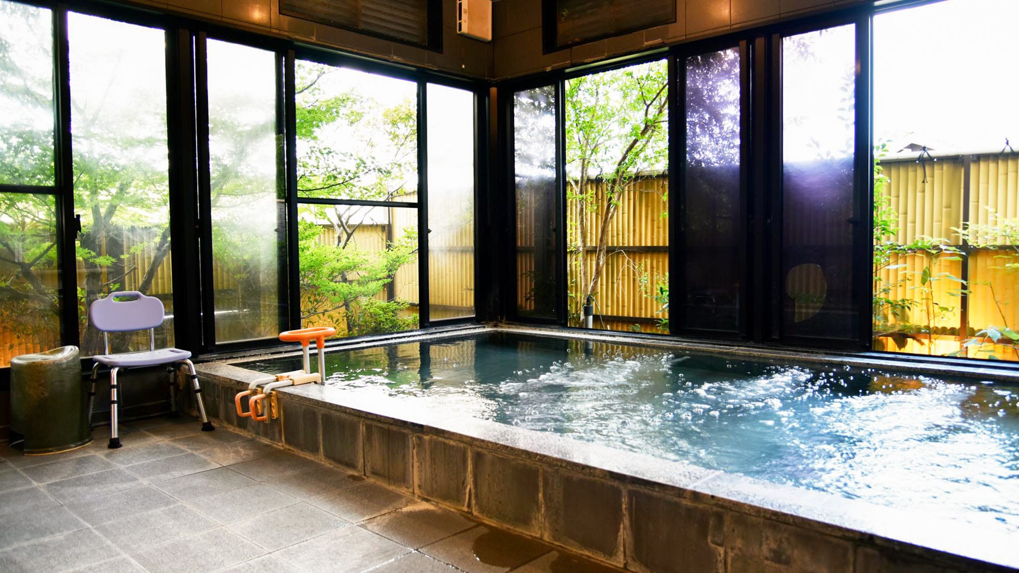 ・[Women's Bath/Tsuru no Yu] Kumanokawa Onsen is a comfortable temperature of about 38 degrees. You can lose track of time and enjoy a relaxing soak.