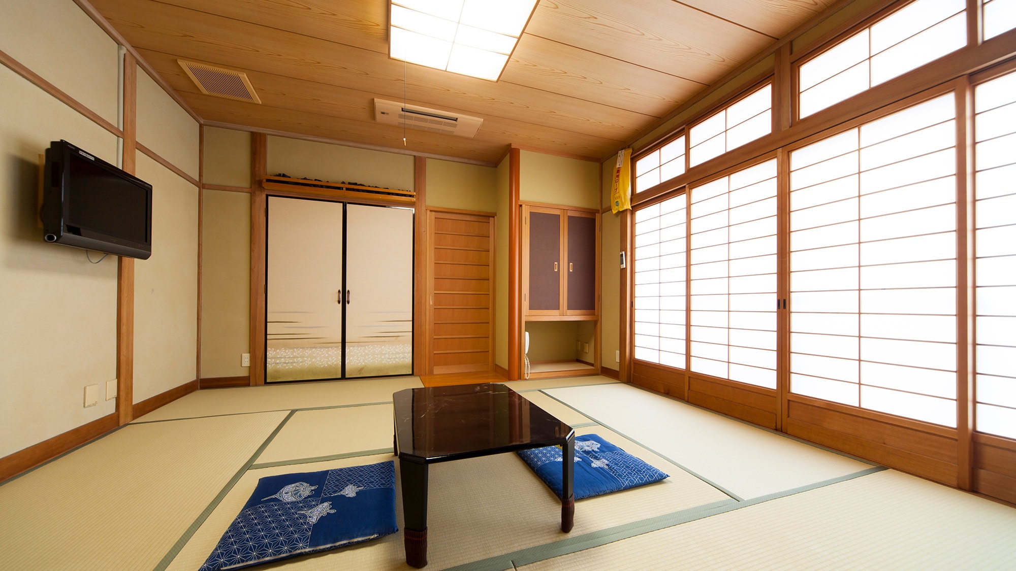 ・ An example of a Japanese-style room: A calm appearance with the scent of tatami mats