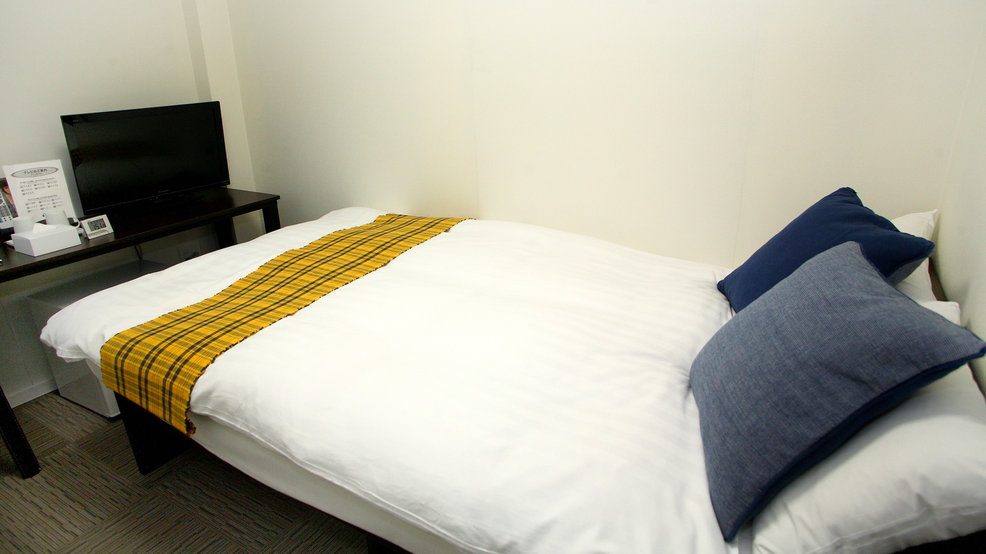Semi-double room: 12 square meters, bed width 120 cm, individual air conditioning, Wi-Fi